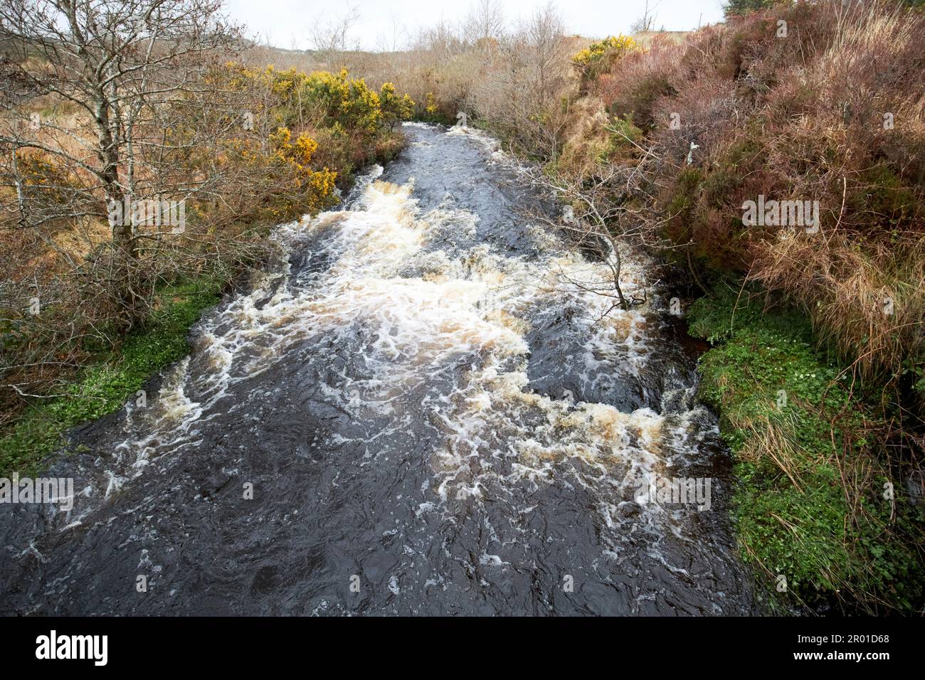 rivière tourbée de petite rivière colorée en crue dans la région rurale éloignée de montagne du comté de donegal république d'irlande Banque D'Images