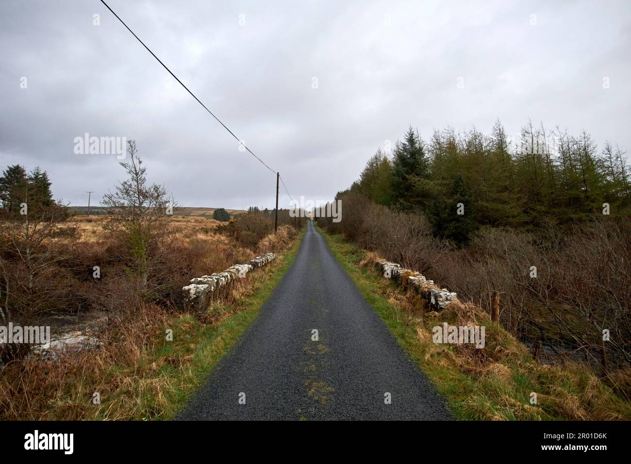 resurfaçage de la route de tarmac rugueuse dans le comté rural de la république de donegal d'irlande Banque D'Images