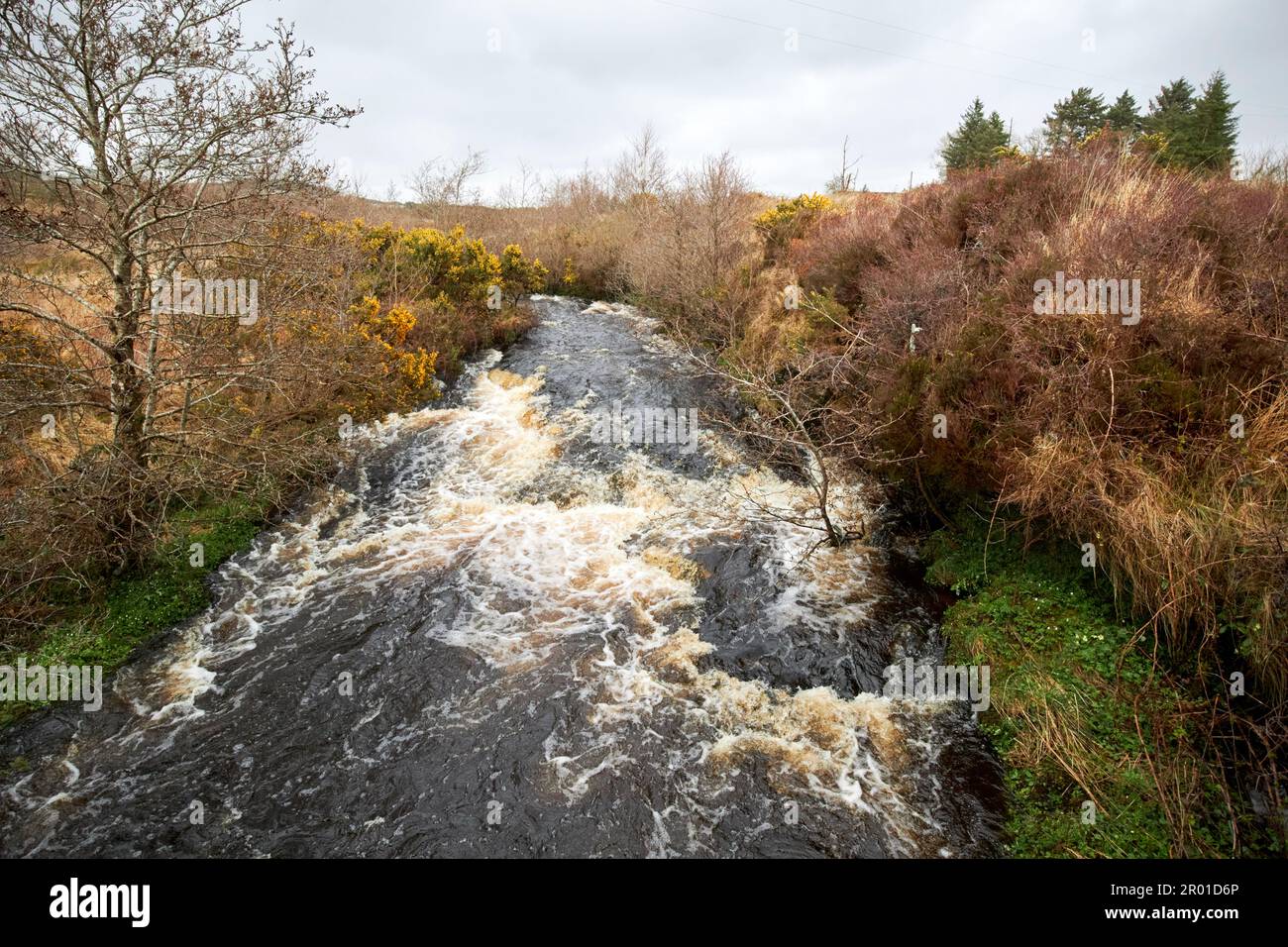 petite rivière fluviale en crue dans la région rurale éloignée de montagne du comté de donegal république d'irlande Banque D'Images