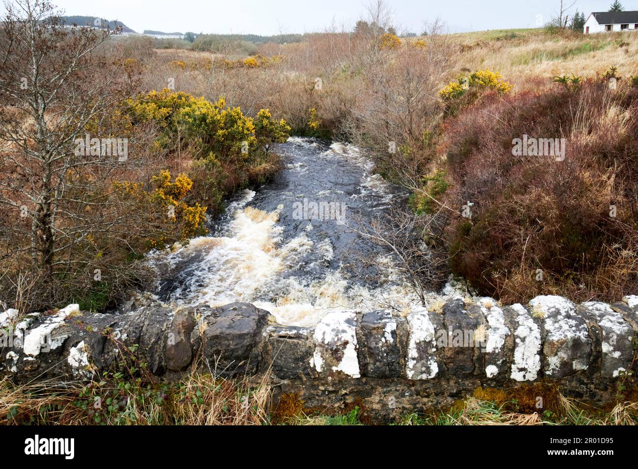 ancien pont en pierre sur le petit ruisseau en crue dans la région rurale éloignée de montagne du comté de donegal république d'irlande Banque D'Images