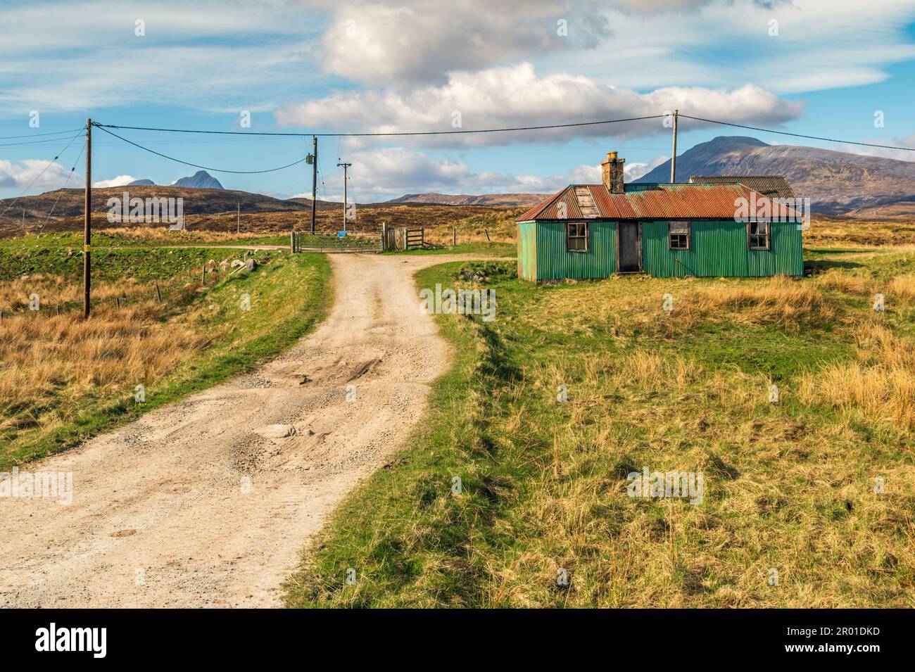 Old Corrugated Tin Cottage à Elphin sur le chemin du Loch Veyatie, Elphin à Assynt, Sutherland, Écosse Banque D'Images