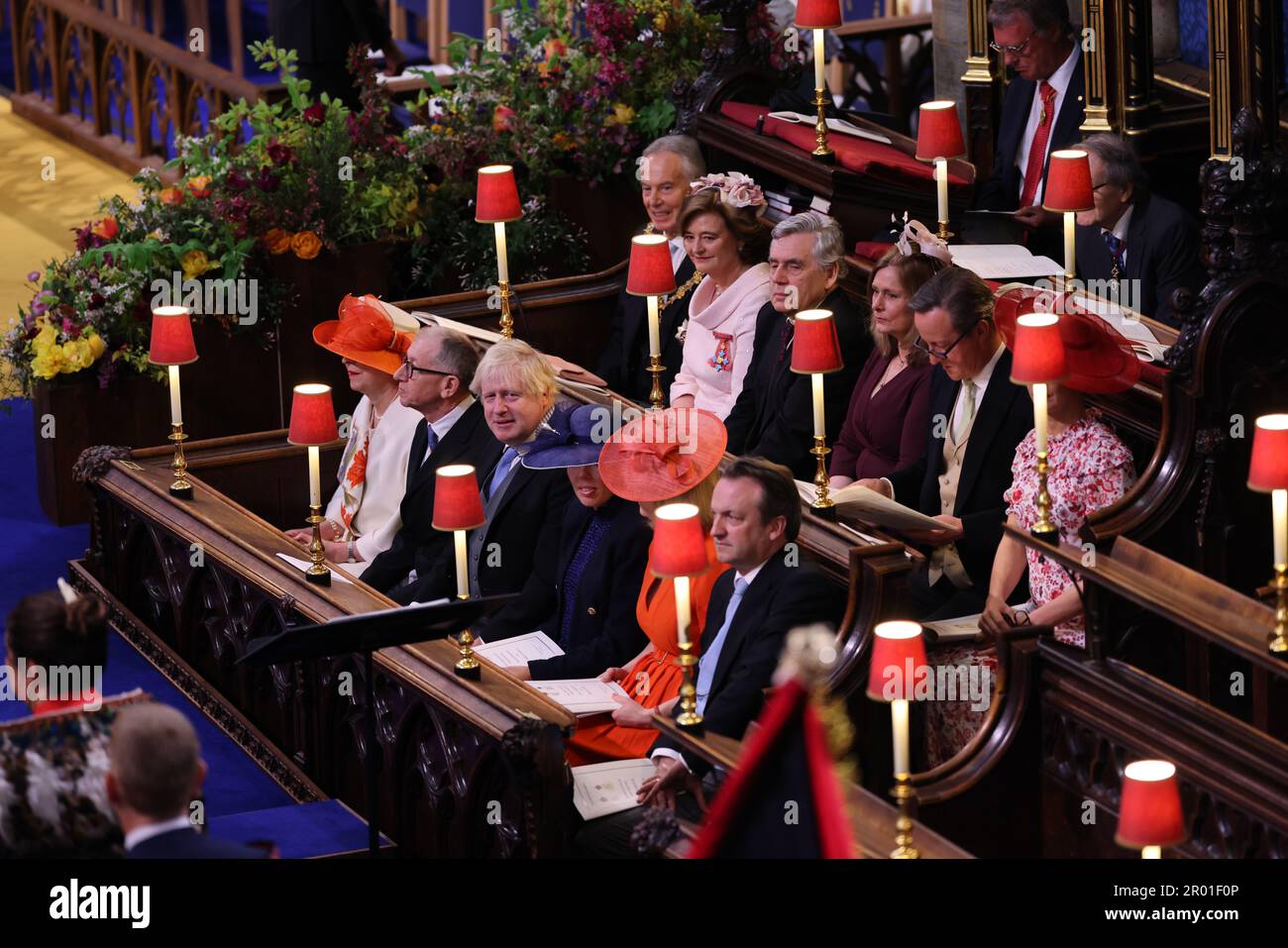 (De gauche à droite) les anciens premiers ministres Sir Tony Blair, Gordon Brown, David Cameron, Theresa May, Boris Johnson et Liz Truss avec leurs partenaires avant le couronnement du roi Charles III et de la reine Camilla à l'abbaye de Westminster, Londres. Date de la photo: Samedi 6 mai 2023. Banque D'Images