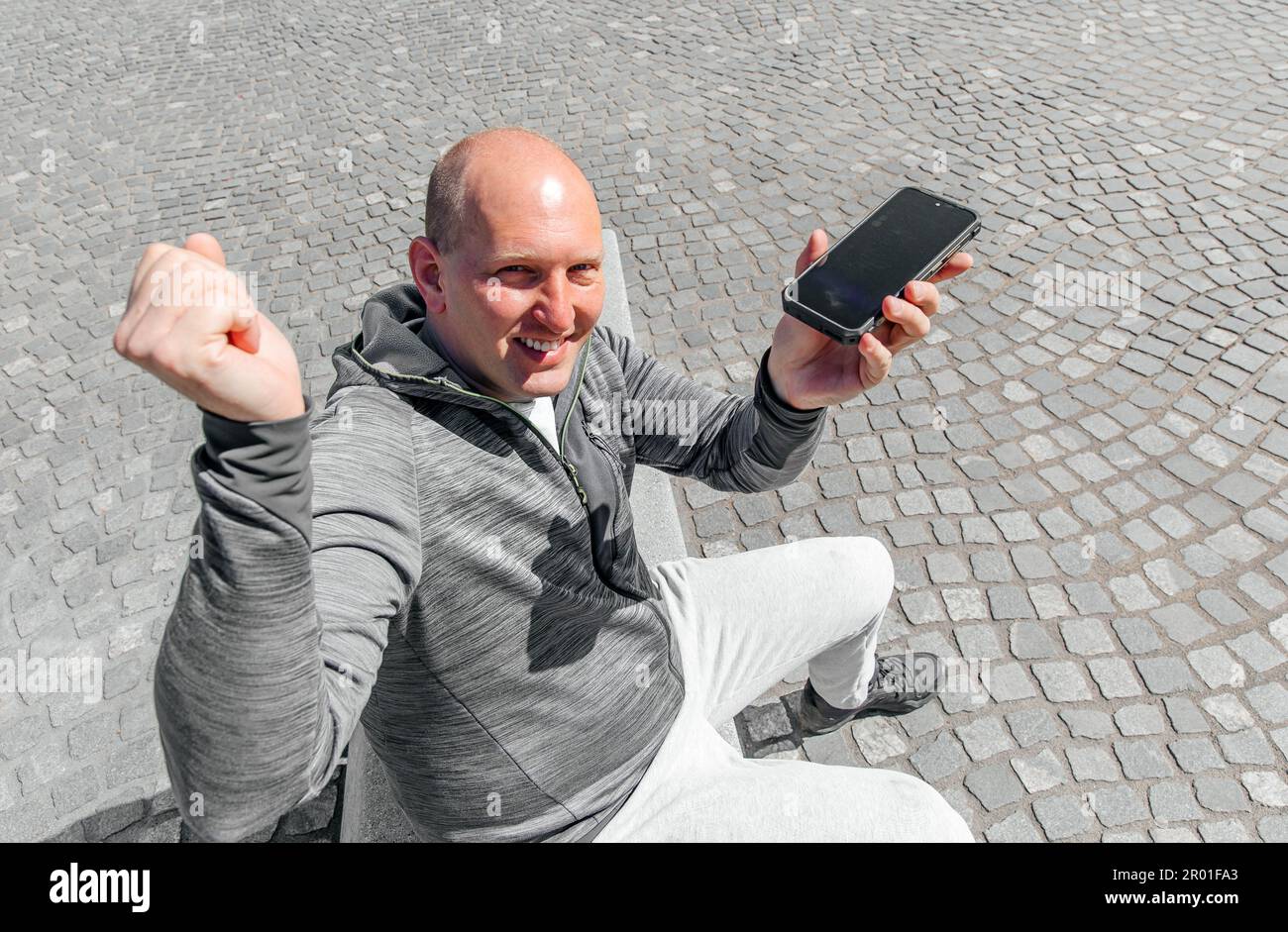 Portrait d'un bel homme de taille basse. Un homme dans une grande ville avec un smartphone, un concept de style de vie Banque D'Images