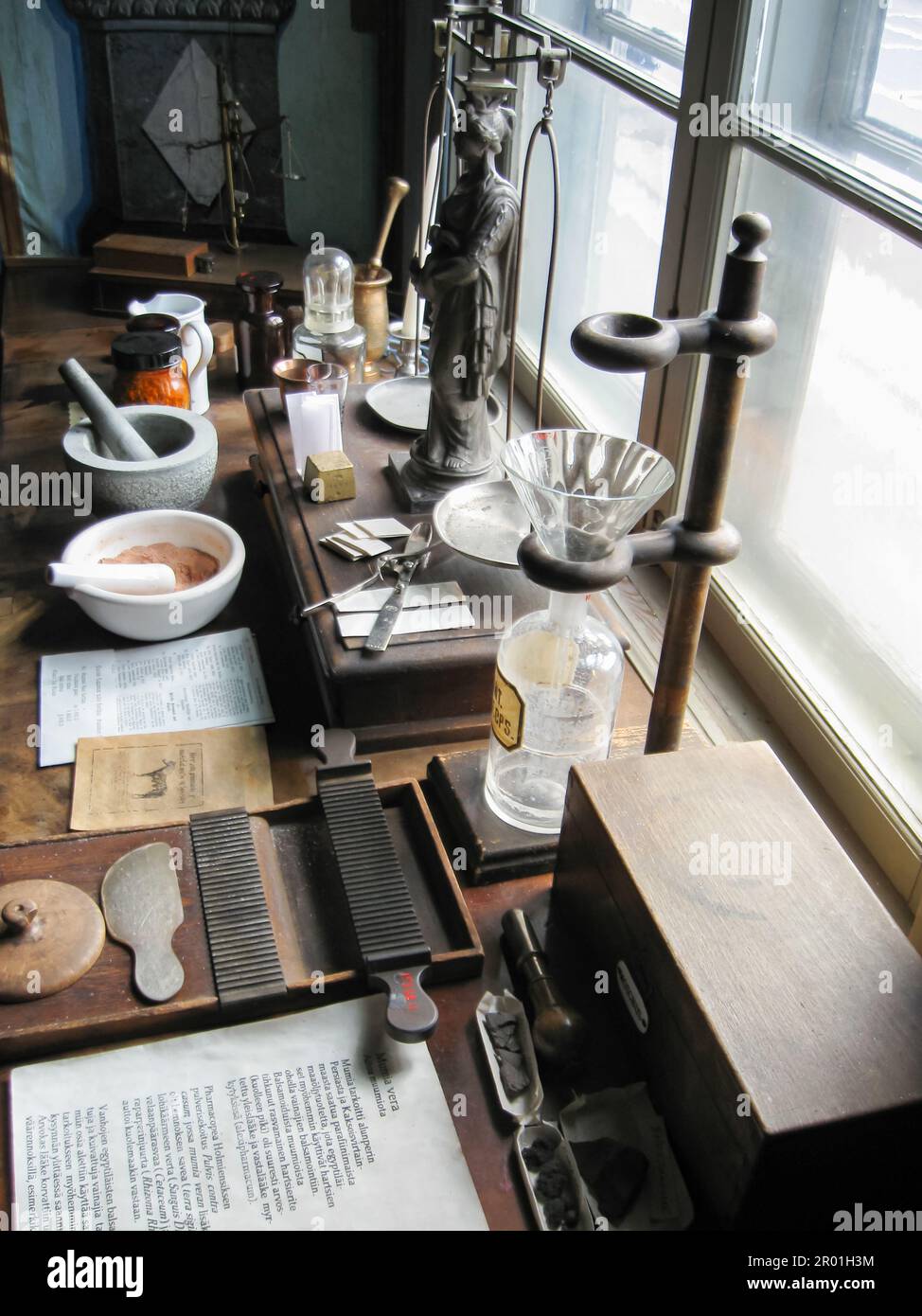 Ancienne pharmacie, mobilier vintage et équipement pharmacologique. Naantali, Finlande. Banque D'Images