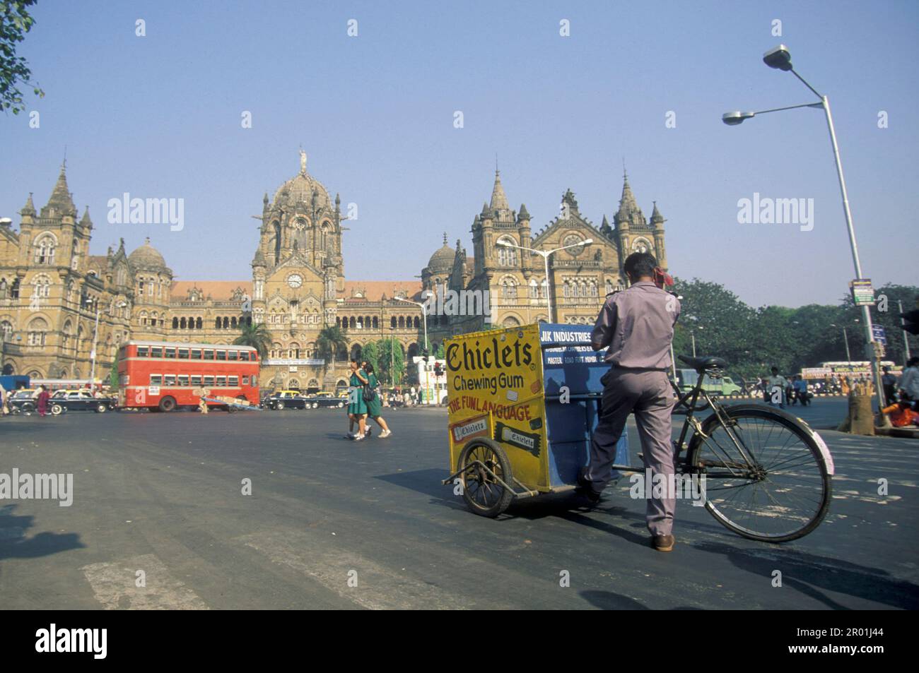L'architecture de la gare de Mumbai ou Chhatrapati Shivaji Terminus dans le centre-ville de Mumbai en Inde. Inde, Mumbai, mars 1998 Banque D'Images