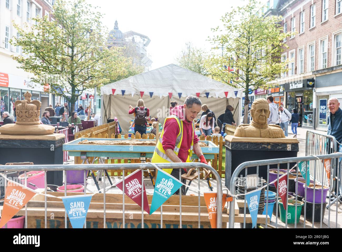 Hull, East Riding of Yorkshire. 6 mai 2023. Hull City Centre a célébré le couronnement du roi Charles dans le style aujourd'hui, la ville étant un lavage avec rouge.blanc, et bleu. Les événements ont eu lieu à Queen Victoria Square, King Edward St et Beverley Gate, avec le couronnement montré sur de grands écrans autour du centre-ville. PHOTO : BridgetCatterall/AlamyLiveNews Banque D'Images