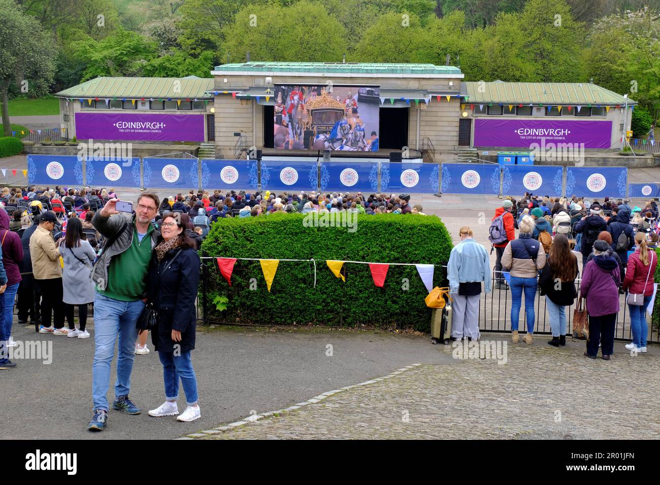 Édimbourg, Écosse, Royaume-Uni. 6th mai 2023. Une observation en direct du couronnement du roi Charles III sur grand écran au stand Ross Bandstand dans West Princes Street Gardens avec une toile de fond du château d'Édimbourg. Crédit : Craig Brown/Alay Live News Banque D'Images