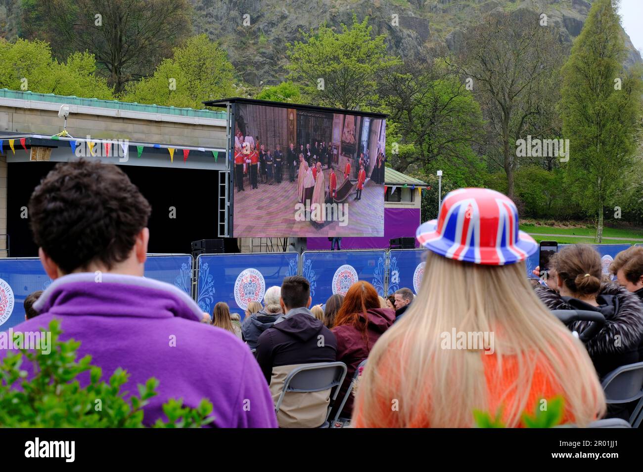 Édimbourg, Écosse, Royaume-Uni. 6th mai 2023. Une observation en direct du couronnement du roi Charles III sur grand écran au stand Ross Bandstand dans West Princes Street Gardens avec une toile de fond du château d'Édimbourg. Crédit : Craig Brown/Alay Live News Banque D'Images