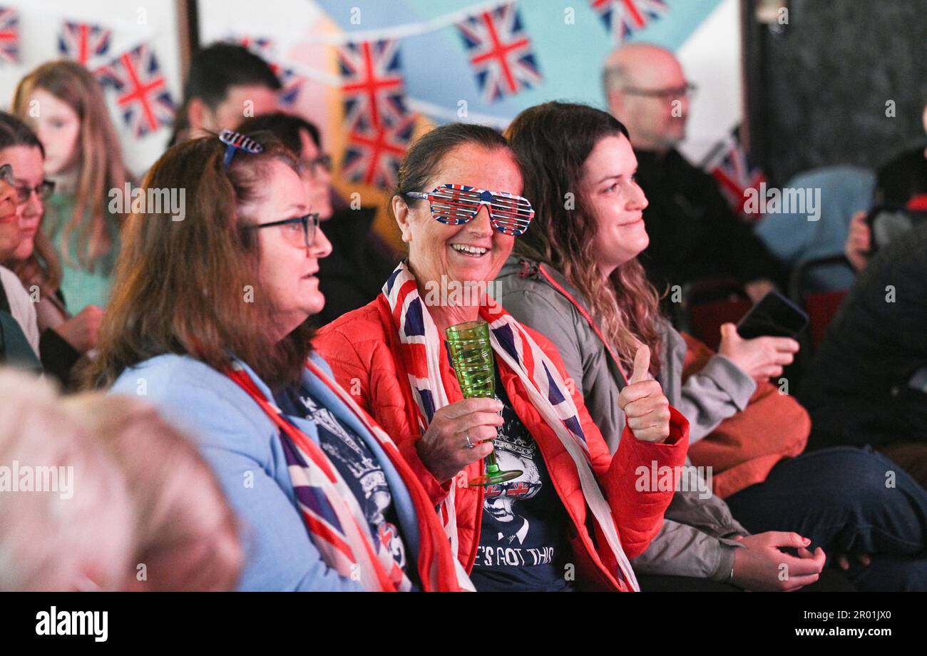 Brighton UK 6th mai 2023 - les foules regardent le couronnement du roi Charles III sur un grand écran de Brighton Jubilee Square aujourd'hui : Credit Simon Dack / Alamy Live News Banque D'Images