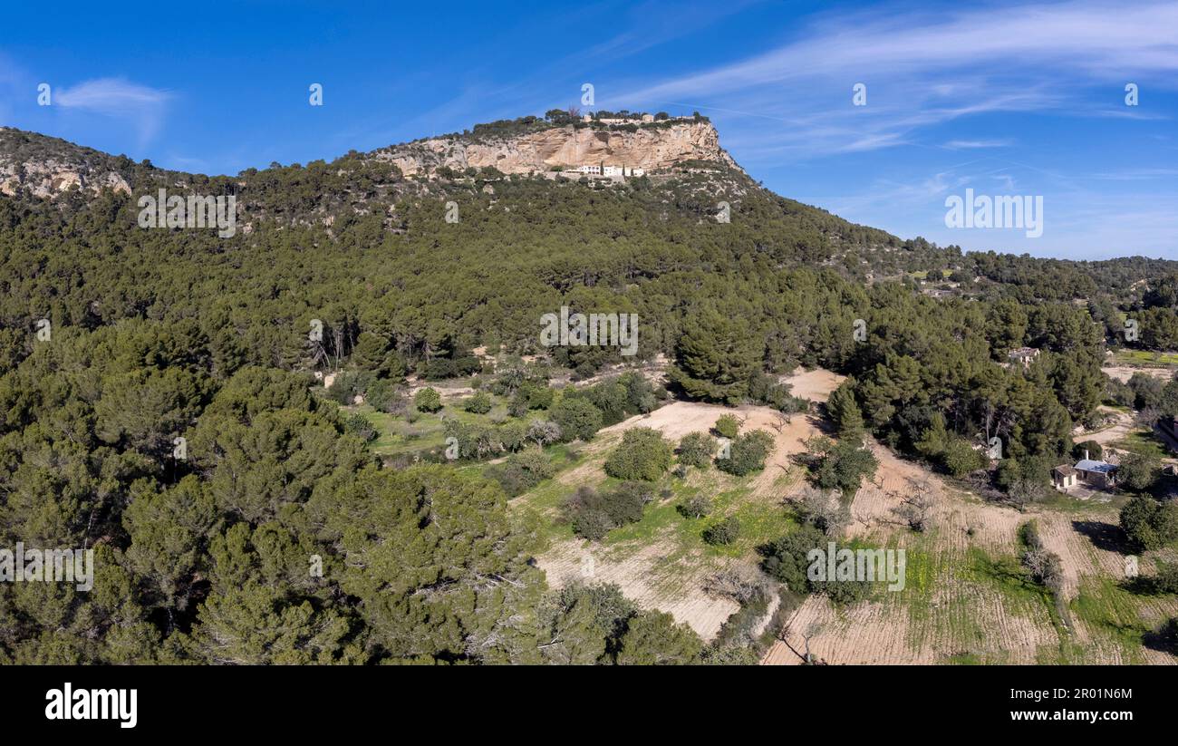 Champ d'ensemencement sous les sanctuaires de Gracia et Sant Honorat, Puig de Cura, Algaida-Llucmajor, Majorque, Iles Baléares, Espagne. Banque D'Images