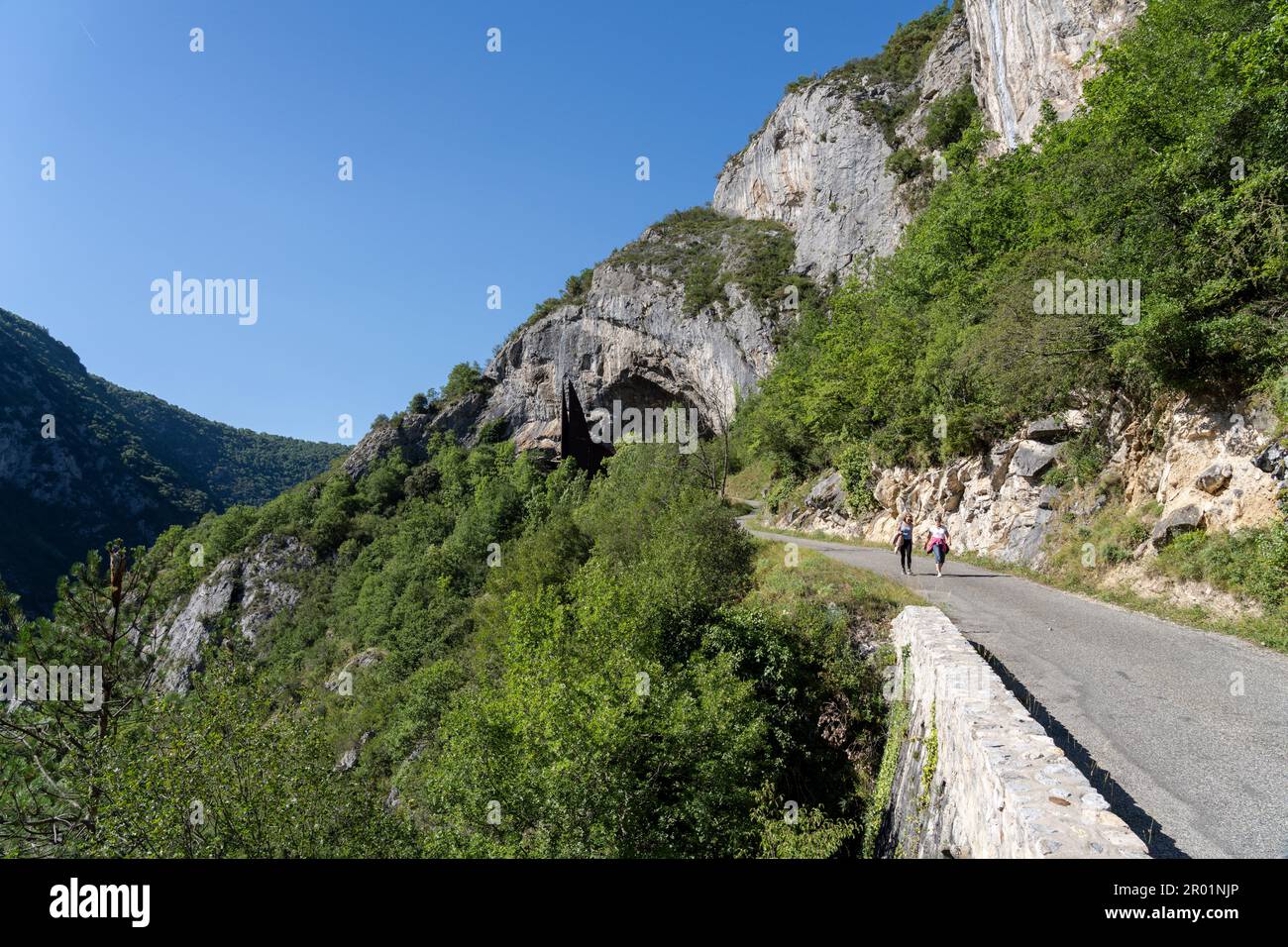 entrée de la grotte de Niaux, vallée de Vicdessos, Niaux, département de l'Ariège, chaîne de montagnes pyrénéennes, France. Banque D'Images