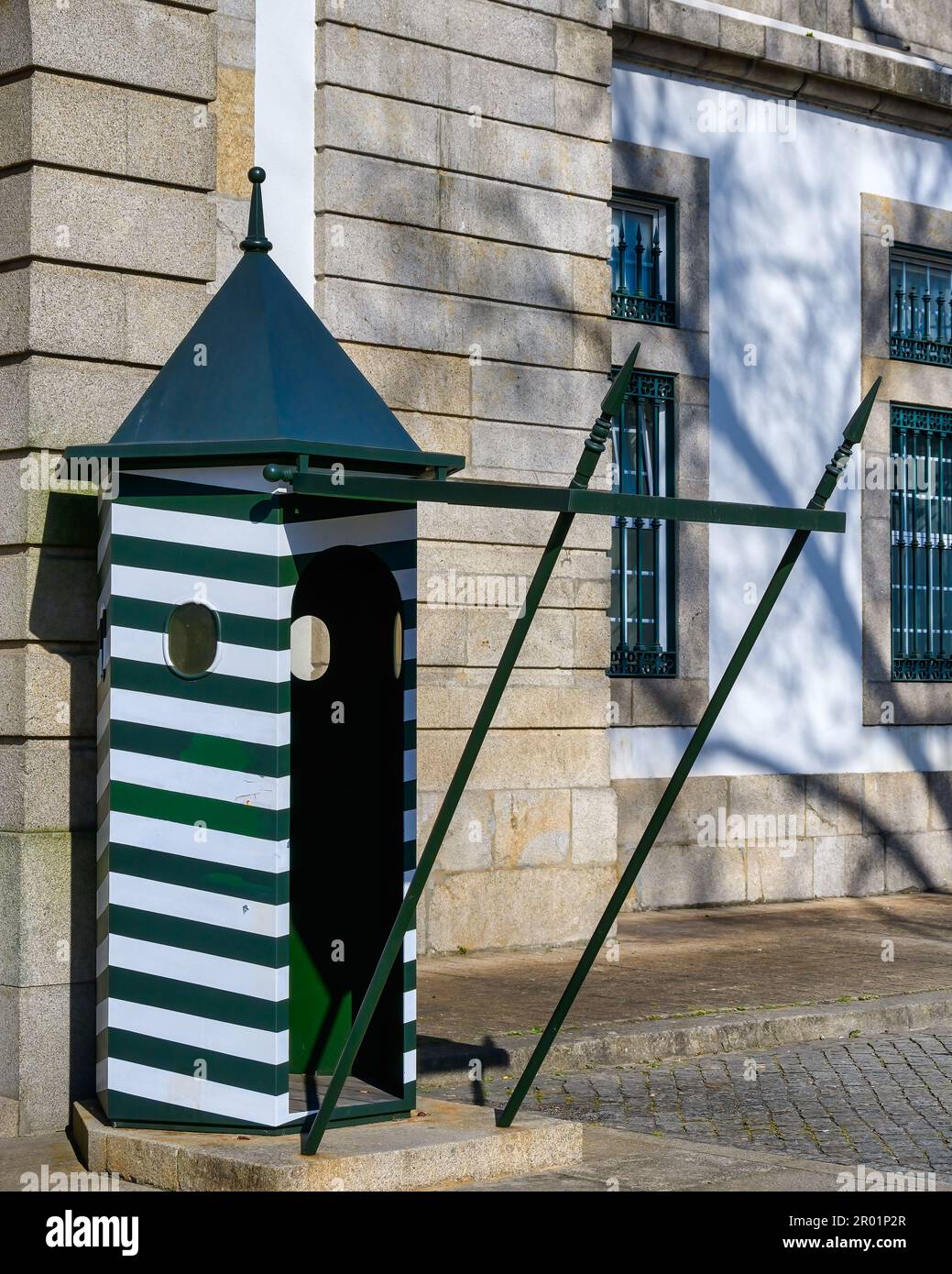 Porto, Portugal - 26 avril 2023 : Ministère de la défense. Ancienne architecture de bâtiment. La structure est un patrimoine d'Etat ou un monument du patrimoine dans la région de Banque D'Images