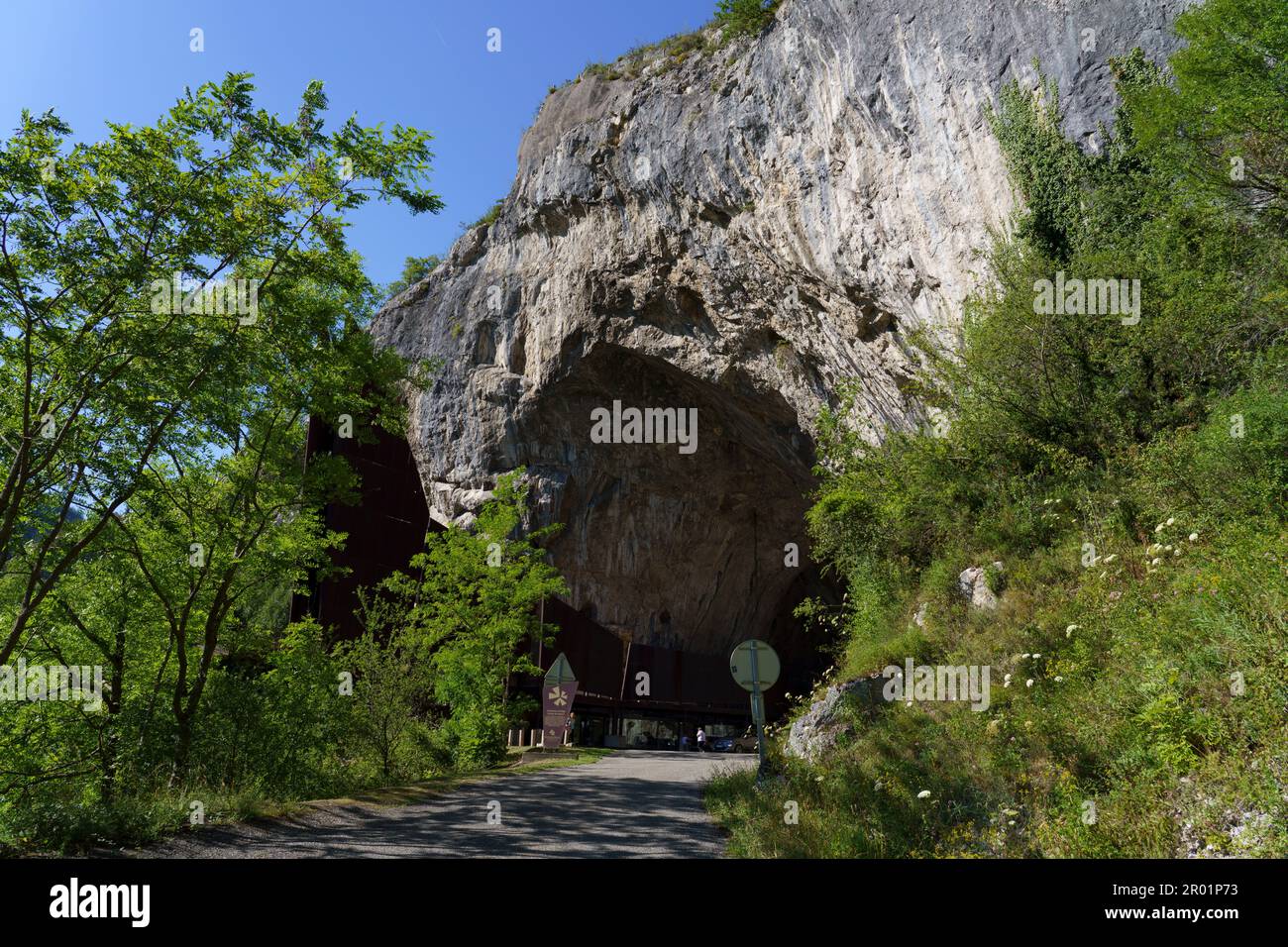 entrée de la grotte de Niaux, vallée de Vicdessos, Niaux, département de l'Ariège, chaîne de montagnes pyrénéennes, France. Banque D'Images