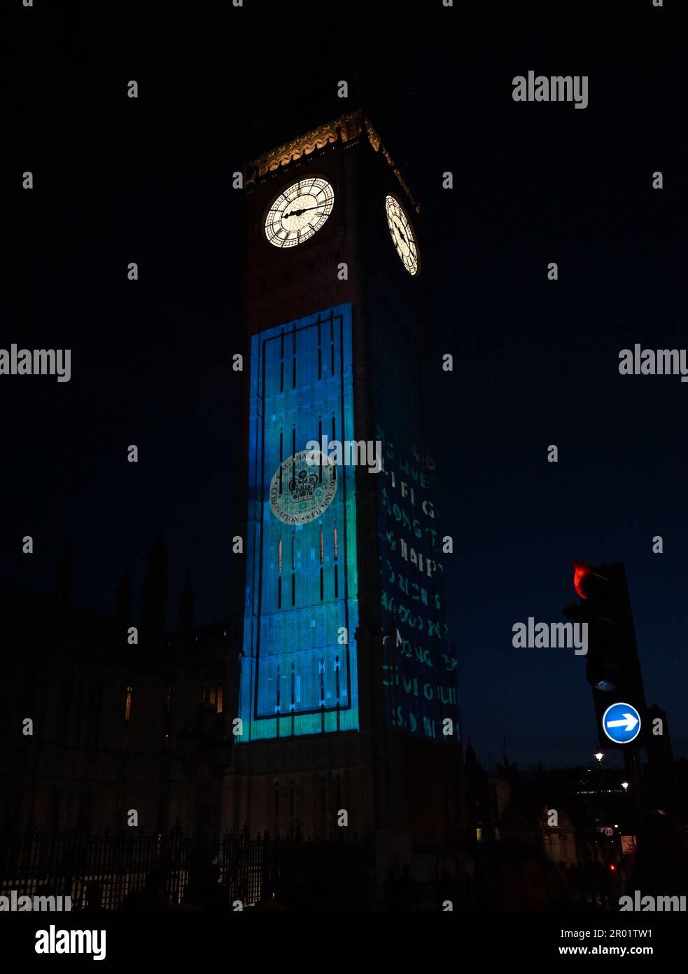Big Ben s'est allumé devant le couronnement du roi Charles jeudi et restera allumé jusqu'à dimanche. Le monument britannique est illuminé avec des images projetées sur la tour dans le centre de Londres , les images sont un hommage poignant au roi Charles 111 .. Ben Ben a tourné rouge à un point et a été couvert de roses et d'autres fleurs ... Banque D'Images