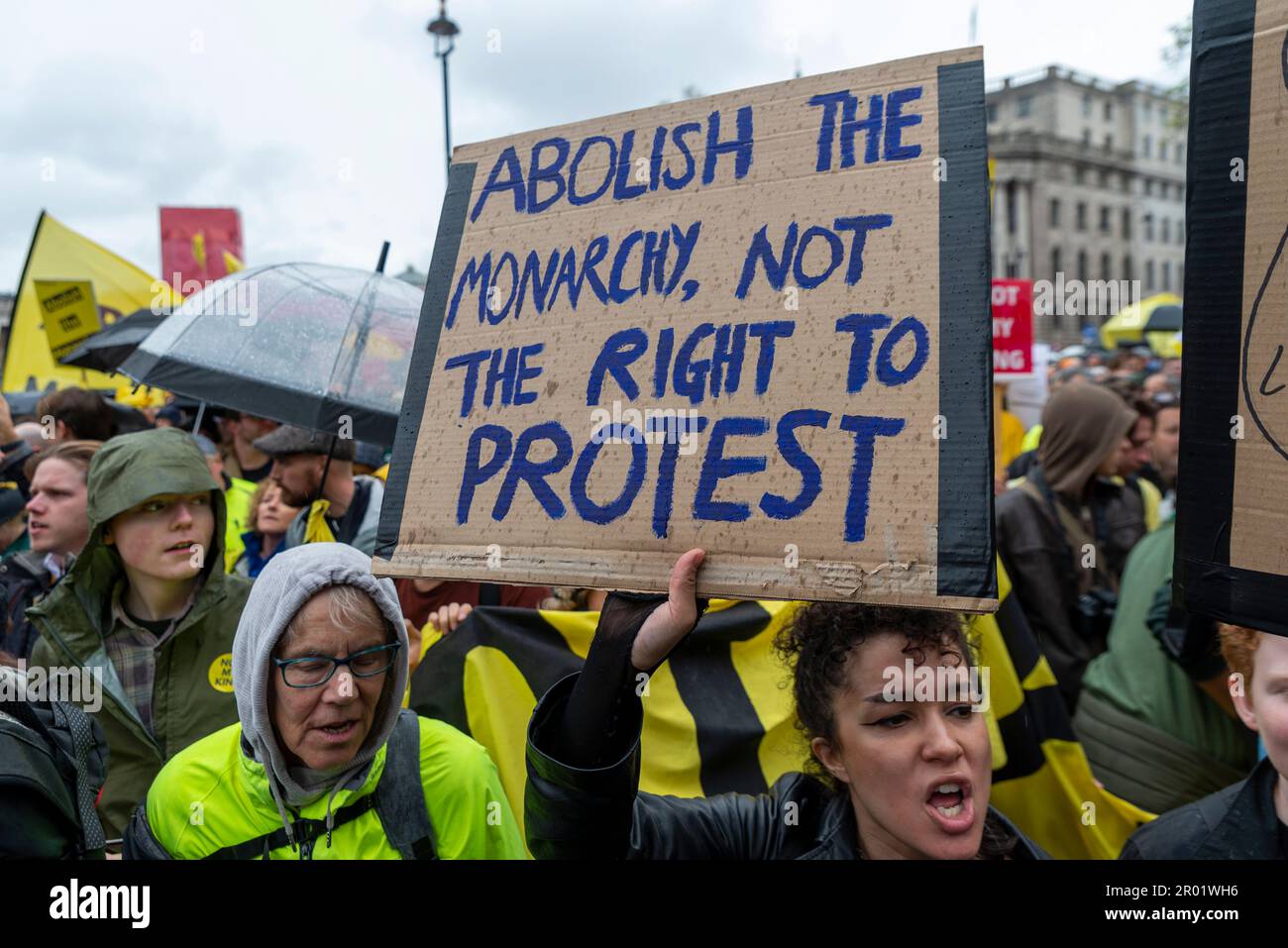 Westminster, Londres, Royaume-Uni. 6th mai 2023. Des manifestants se sont rassemblés près de Trafalgar Square pour protester contre le couronnement du roi Charles III Des arrestations ont été effectuées. Abolir la monarchie, pas le droit de protester contre la plaque Banque D'Images