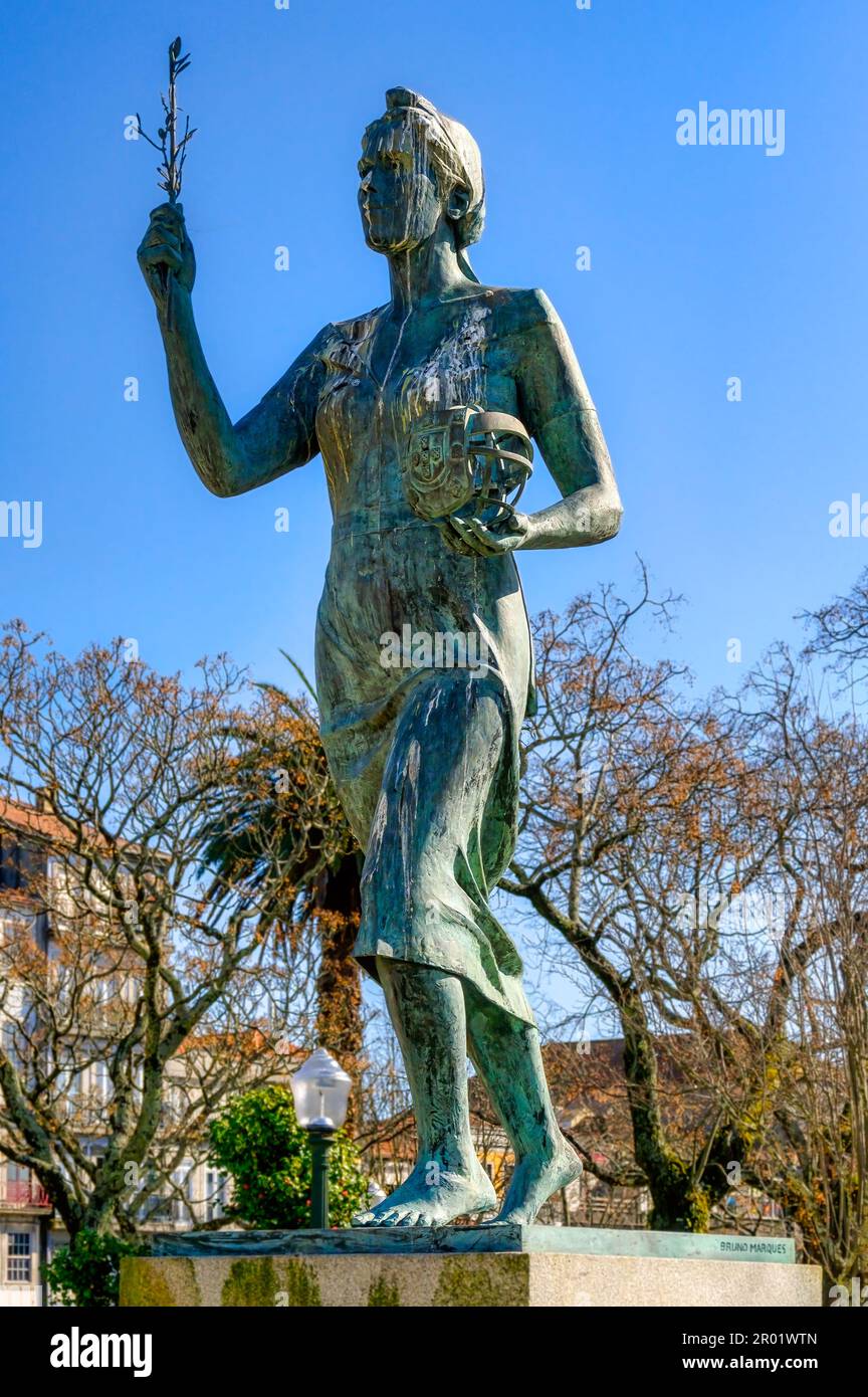 Une sculpture de ressemblance femelle représente la République du Portugal. Elle est située sur la place de la République portugaise. Banque D'Images