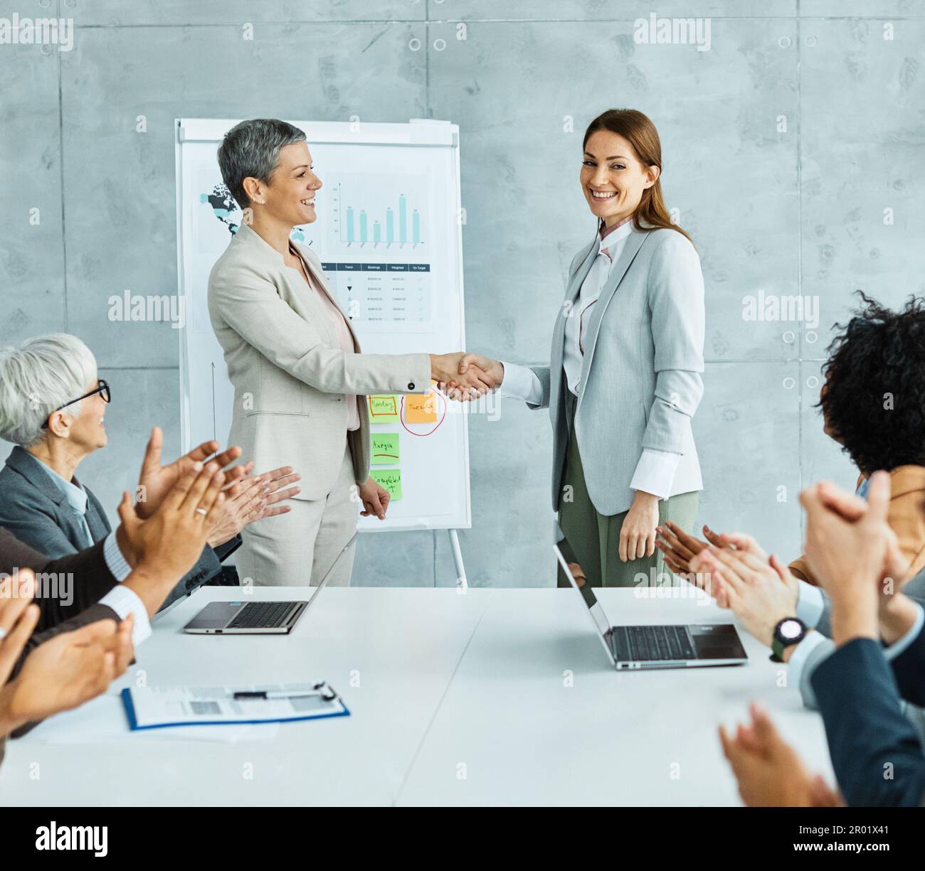réunion d'affaires femme d'affaires bureau travail d'équipe femme introduction accueil employé nouveau collègue félicitant applaudissements nouveau poignée de main Banque D'Images