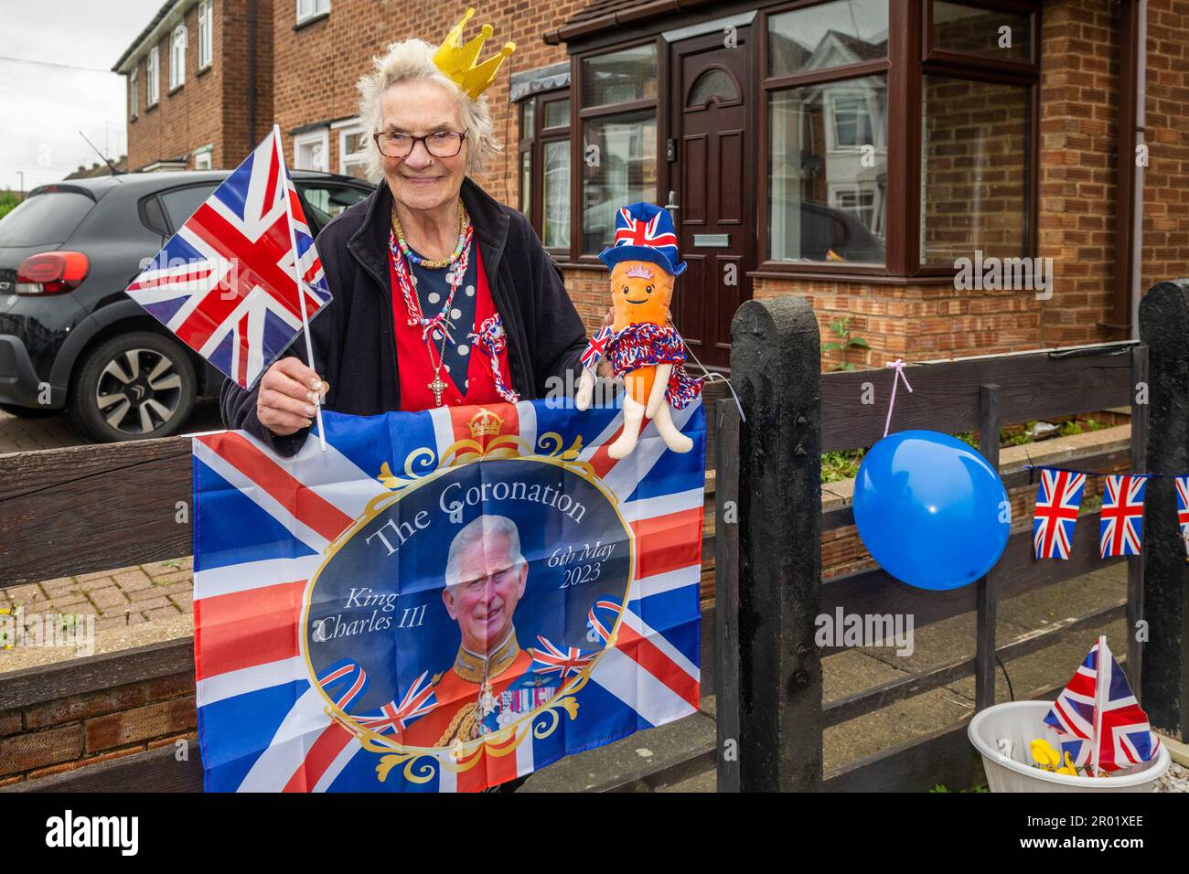 Coventry, West Midlands, Royaume-Uni. 6th mai 2023. Des gens de tout le pays sont venus célébrer aujourd'hui le couronnement du roi Charles III. Agnes Gibbins de Radford, Coventry a décoré la façade de sa maison. Crédit : AG News/Alay Live News Banque D'Images