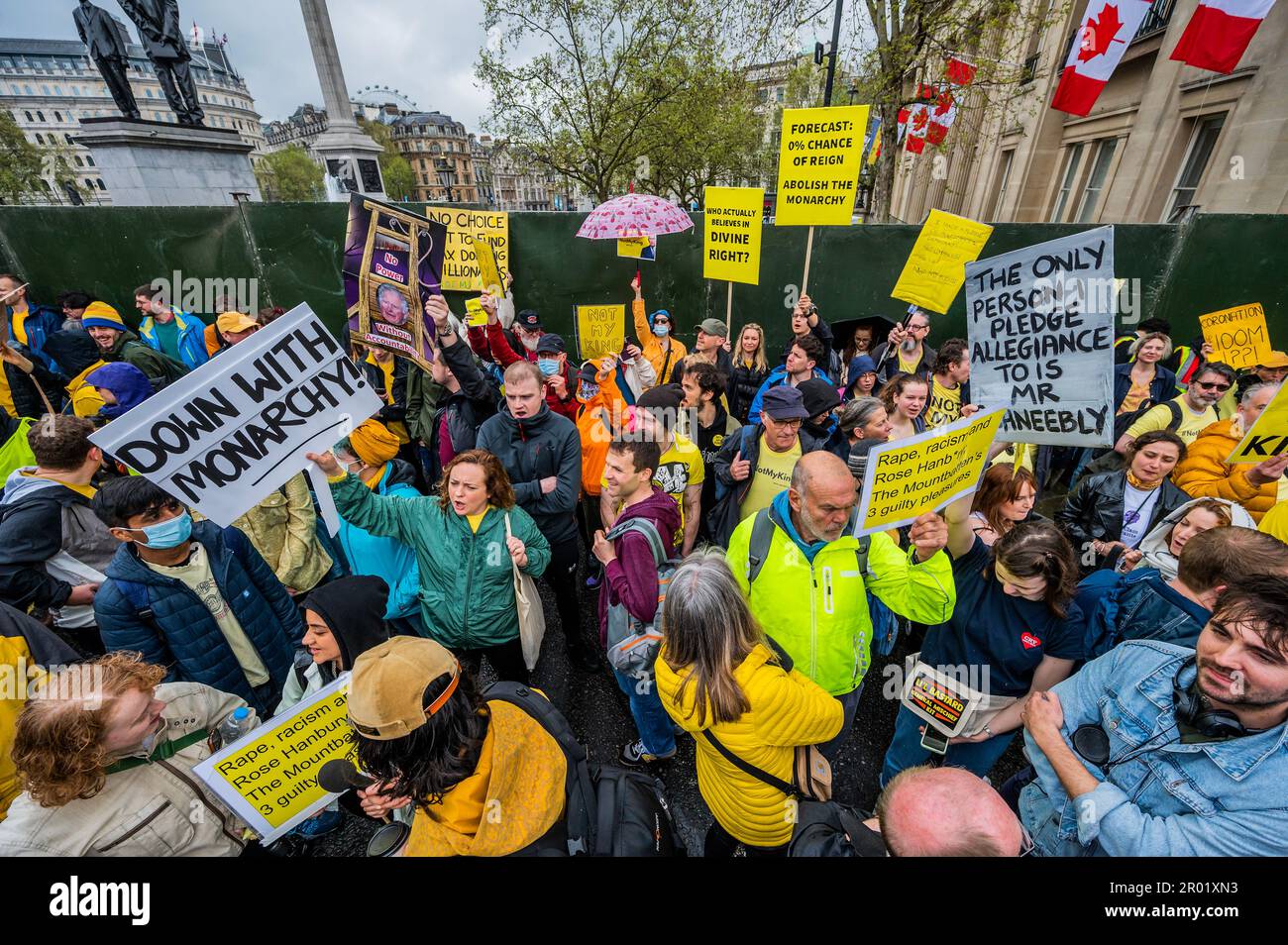 Londres, Royaume-Uni. 6th mai 2023. Pas mon roi contre la monarchie protestataires sont tenus à l'extérieur de la barrière périlitre à trafalgar Square avec les dizaines de milliers de personnes déçues qui sont venus à essayer de célébrer - la pluie est descende et des dizaines de milliers de personnes ont été déçus et condamnés à flâner dans les rues comme les organisateurs ferment les portes de périlitre très tôt le matin. Le couronnement du roi Charles III sur 6 mai. Crédit : Guy Bell/Alay Live News Banque D'Images