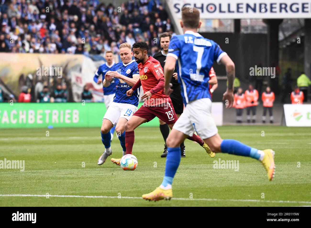 Rostock, Allemagne. 06th mai 2023. Football: 2nd Bundesliga, Hansa Rostock - Jahn Regensburg, Matchday 31, Ostseestadion. Kai Pröger (l) de Rostock et Sarpreet Singh de Regensburg combattent pour le ballon dans le milieu de terrain. Crédit : Gregor Fischer/dpa - REMARQUE IMPORTANTE : Conformément aux exigences de la DFL Deutsche Fußball Liga et de la DFB Deutscher Fußball-Bund, il est interdit d'utiliser ou d'avoir utilisé des photos prises dans le stade et/ou du match sous forme de séquences et/ou de séries de photos de type vidéo./dpa/Alay Live News Banque D'Images