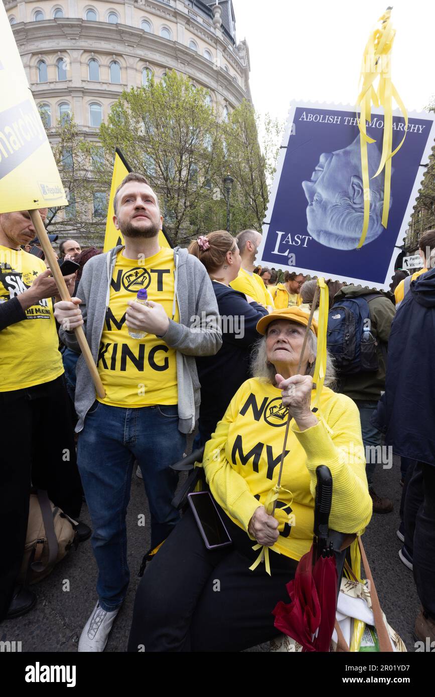 Trafalgar Square, Londres, Royaume-Uni. 06th mai 2023. Les anti-monarchistes protestant contre le couronnement du roi Charles III Crédit : Andy Sillett/Alay Live News Banque D'Images