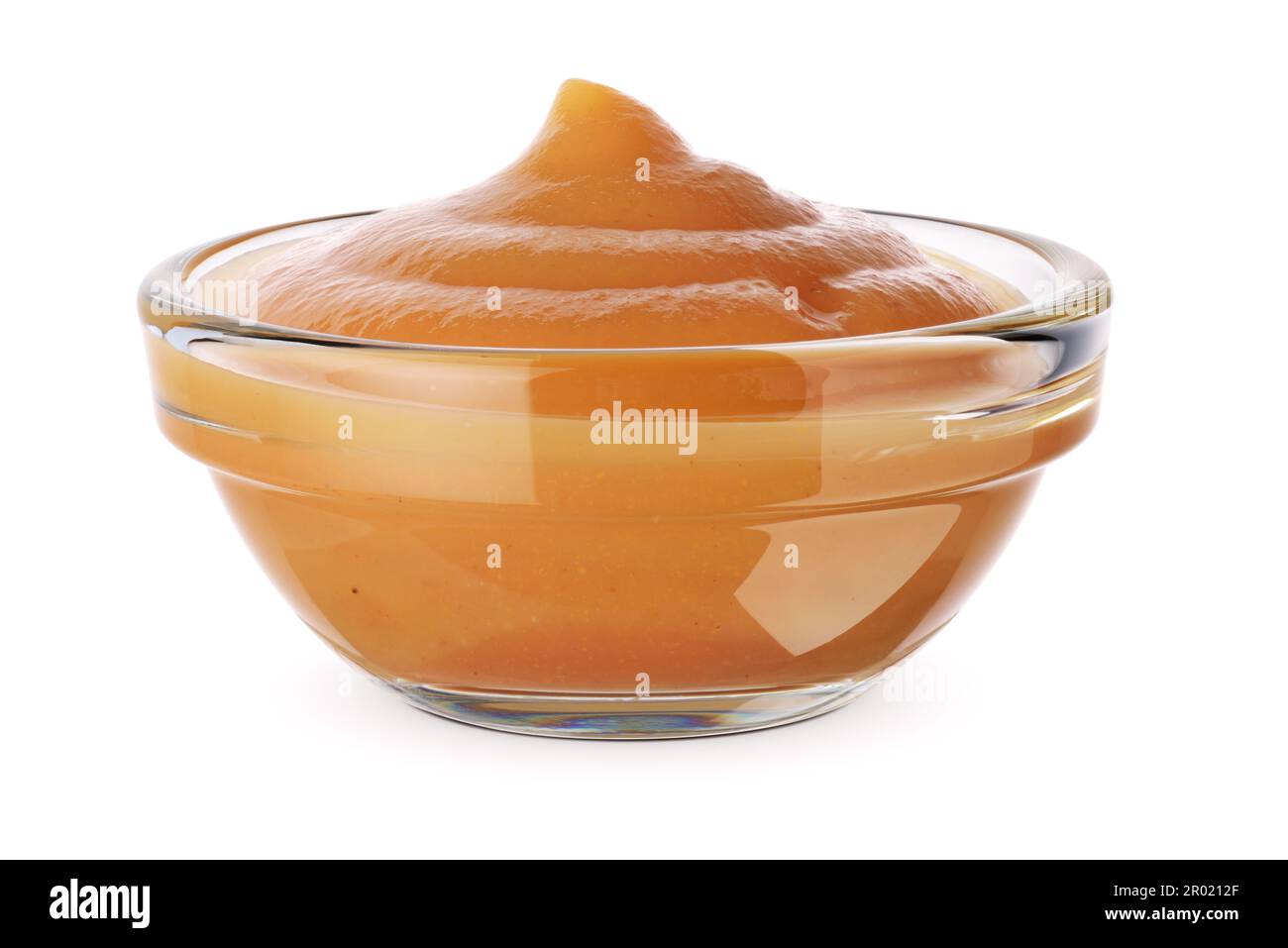 Bol en verre avec purée de pommes nourriture saine pour bébé isolée sur fond blanc. Banque D'Images