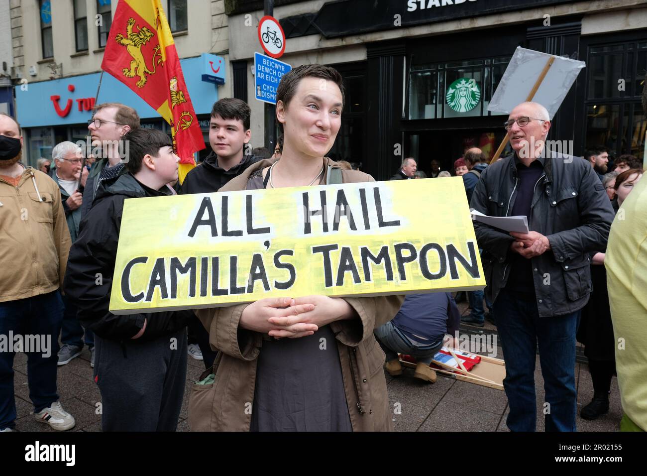 Cardiff, pays de Galles, Royaume-Uni – samedi 6th mai 2023 – tous les Tampon de Hail Camilla - des manifestants anti-monarchistes et pro-républicains protestant dans le centre de Cardiff le jour du couronnement peu après le couronnement du roi Charles III à Londres. Photo Steven May / Alamy Live News Banque D'Images