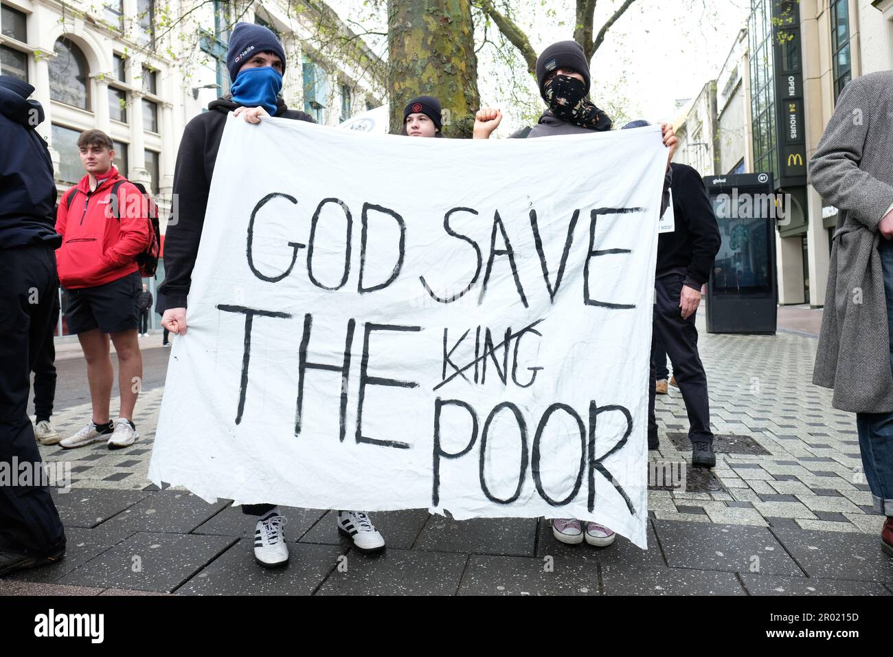 Cardiff, pays de Galles, Royaume-Uni – Samedi 6th mai 2023 – Dieu sauve les pauvres – des manifestants anti-monarchistes et pro-républicains protestent dans le centre de Cardiff le jour du couronnement peu après le couronnement du roi Charles III à Londres. Photo Steven May / Alamy Live News Banque D'Images