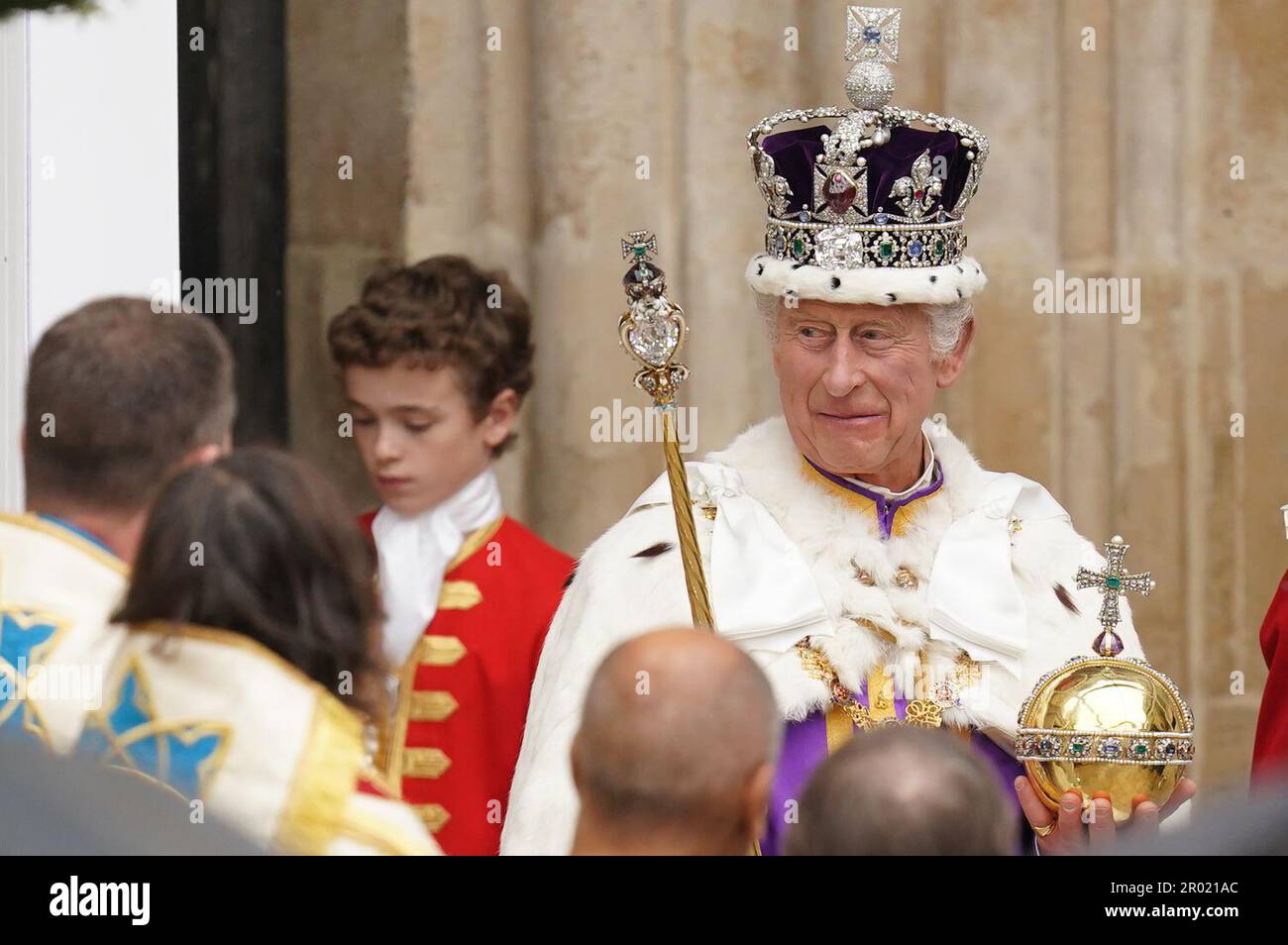 Le roi Charles III, portant la couronne d'État impériale, quitte l'abbaye de Westminster dans le centre de Londres après sa cérémonie de couronnement. Date de la photo: Samedi 6 mai 2023. Banque D'Images