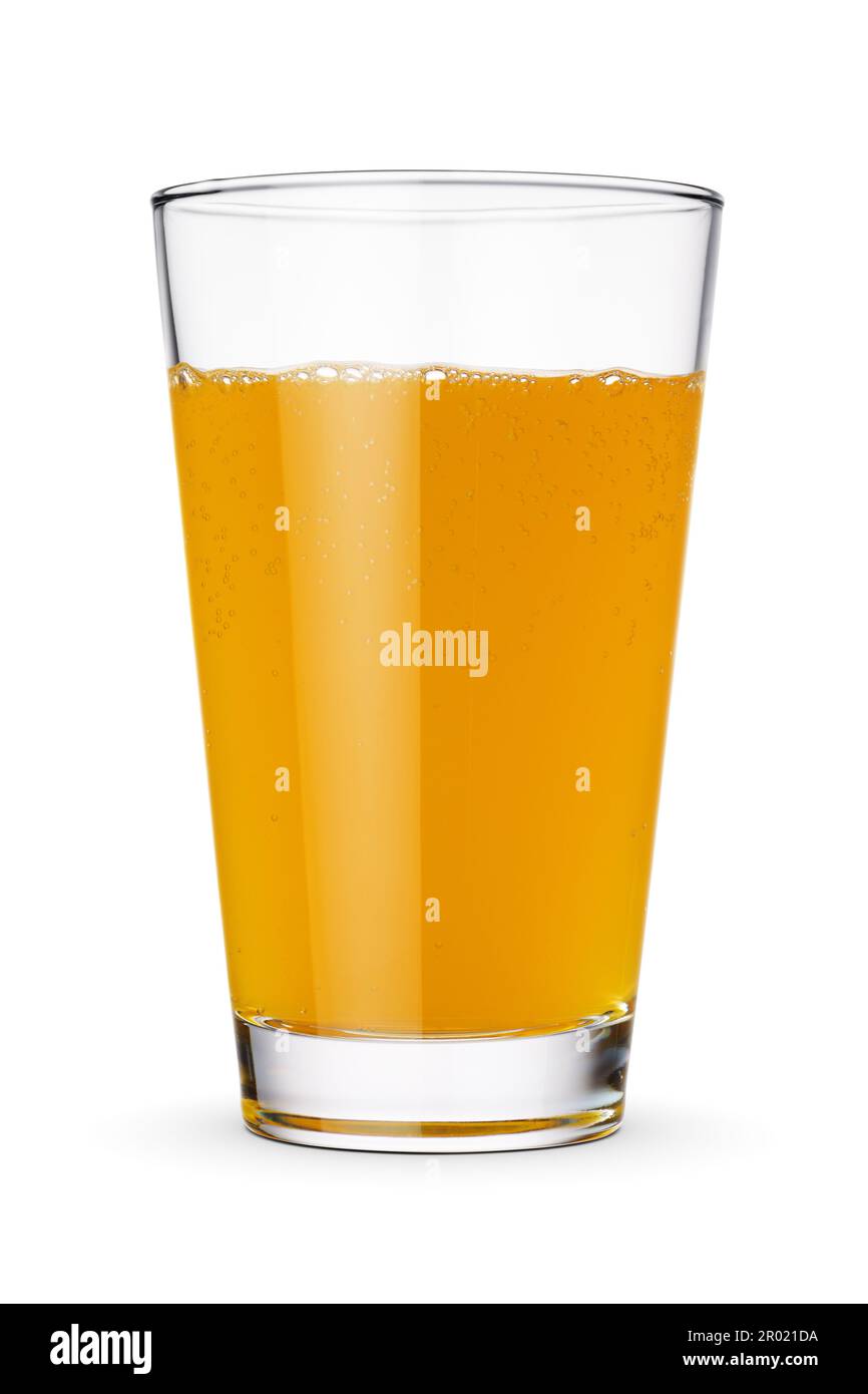 Verre de soda carbonaté orange isolé sur fond blanc. Banque D'Images