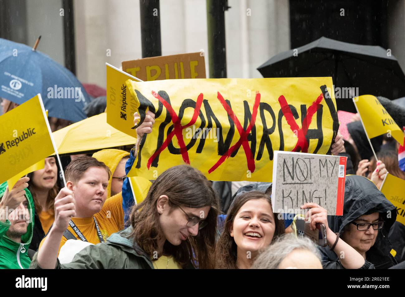 Londres, Royaume-Uni. 6 mai 2023. Les manifestants anti-monarchie organisés par la République organisent un rassemblement « pas mon roi » le jour du couronnement du roi Charles III Crédit : Ron Fassbender/Alamy Live News Banque D'Images