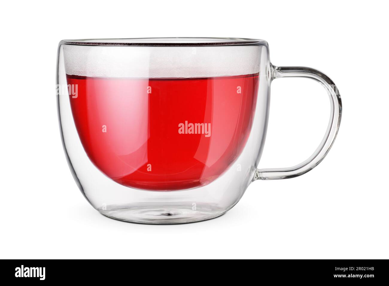 Tasse en verre à double paroi de thé hibiscus isolée sur fond blanc, Banque D'Images