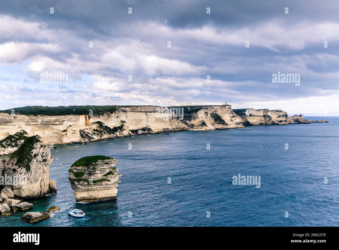 BONIFACIO, FRANCE - 8 AVRIL 2023 : bateau corsaire avec touristes devant la côte calcaire Banque D'Images