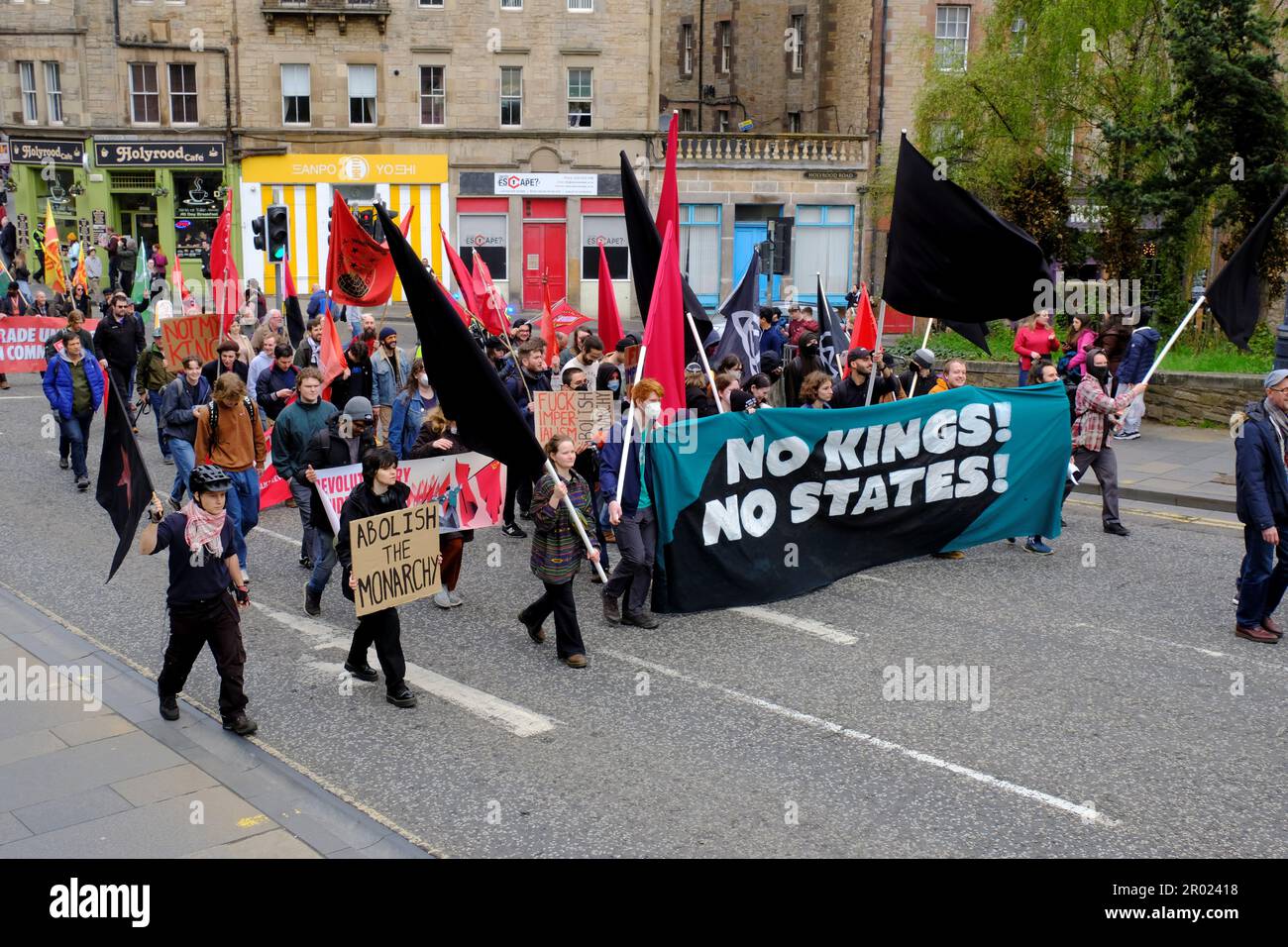Édimbourg, Écosse, Royaume-Uni. 6th mai 2023. La marche annuelle du jour de mai d'Édimbourg et de Lothians commence à Johnston Terrace en vue du château d'Édimbourg, puis descend le Royal Mile jusqu'à la Plealance où il y a un rallye, de la musique et des stands. Marche menée par la Stockbridge Pipe Band. Célébration de la journée internationale des travailleurs. Abolir les drapeaux de la monarchie le jour du couronnement, vu à la Pléasance. Crédit : Craig Brown/Alay Live News Banque D'Images