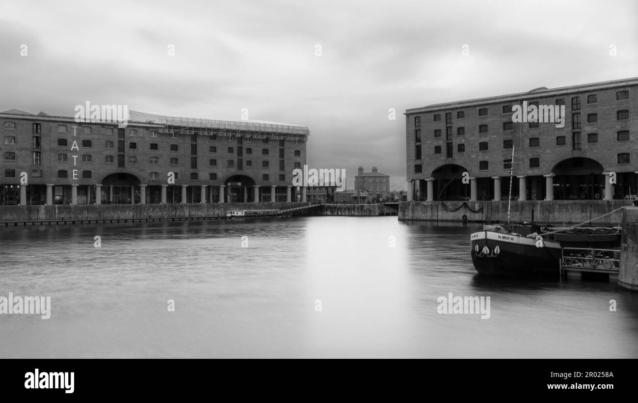 Œuvres d'art de la Terre flottant et visiteurs à l'Albert Dock de Liverpool Banque D'Images