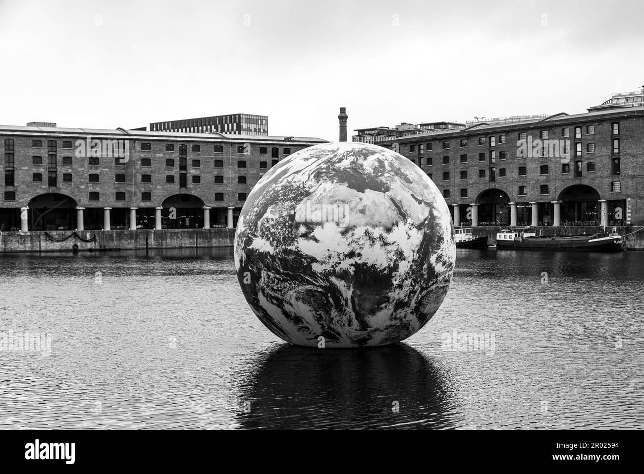 Œuvres d'art de la Terre flottant et visiteurs à l'Albert Dock de Liverpool Banque D'Images