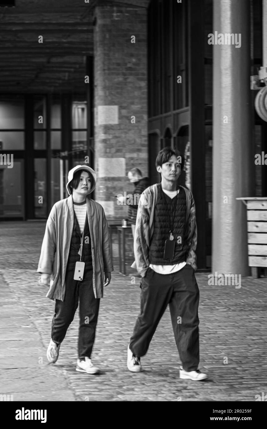 Œuvres d'art de la Terre flottant et visiteurs à l'Albert Dock de Liverpool Banque D'Images