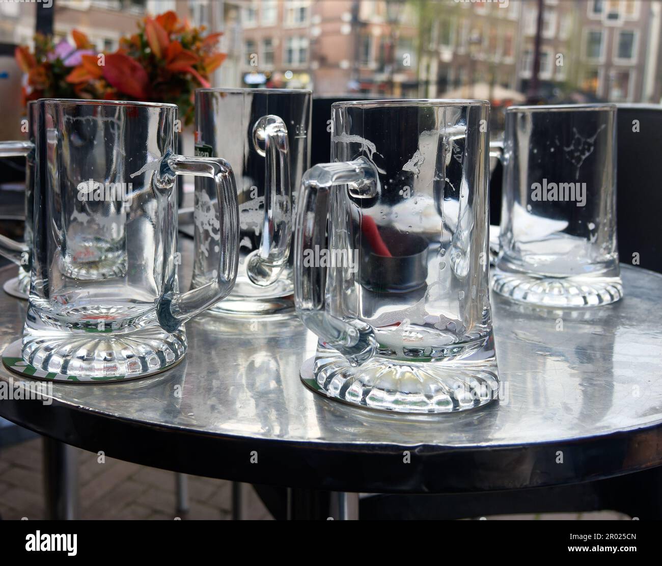 Verres à bière vides dans un bar d'Amsterdam, pays-Bas Banque D'Images