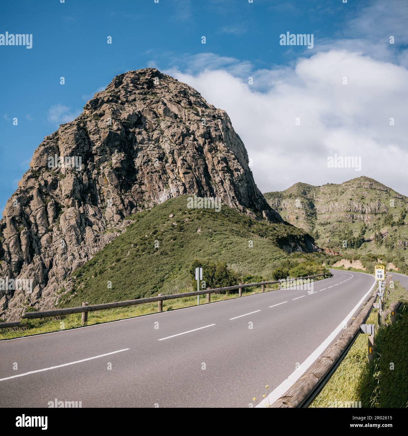 Une route avec un panneau vide sur le côté de l'autoroute, la Gomera, îles Canaries, Espagne Banque D'Images