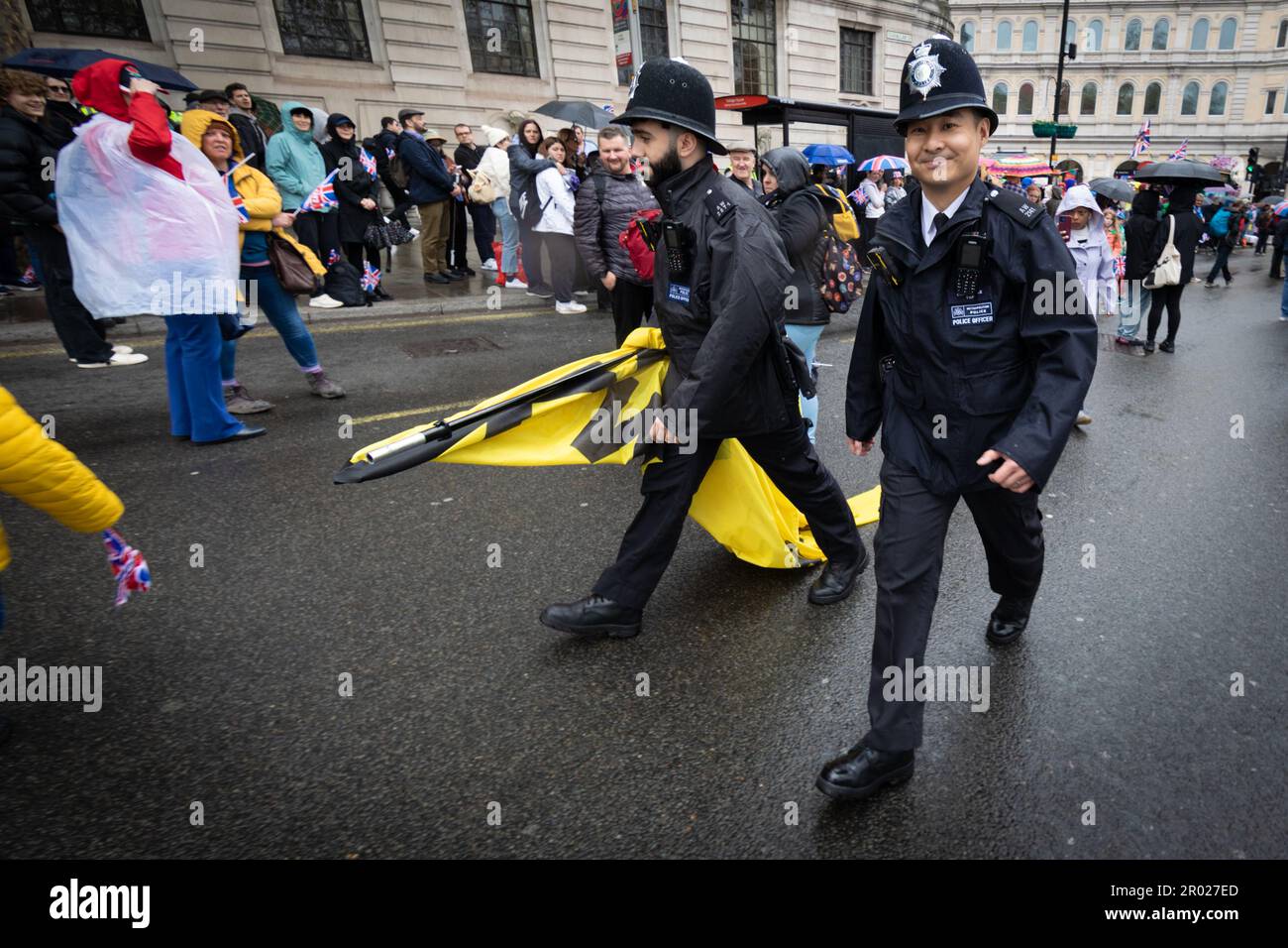 Londres, Royaume-Uni. 06th mai 2023. La police se déplace et retire les bannières de la manifestation. Groupe anti-monarchiste la République a manifesté pendant le couronnement du roi Charles III La manifestation pas mon roi s'est déroulée malgré l'émission d'avertissements par le Home Office au sujet de ses nouveaux pouvoirs par rapport au projet de loi du PCSC adopté l'an dernier. Credit: Andy Barton/Alay Live News Banque D'Images