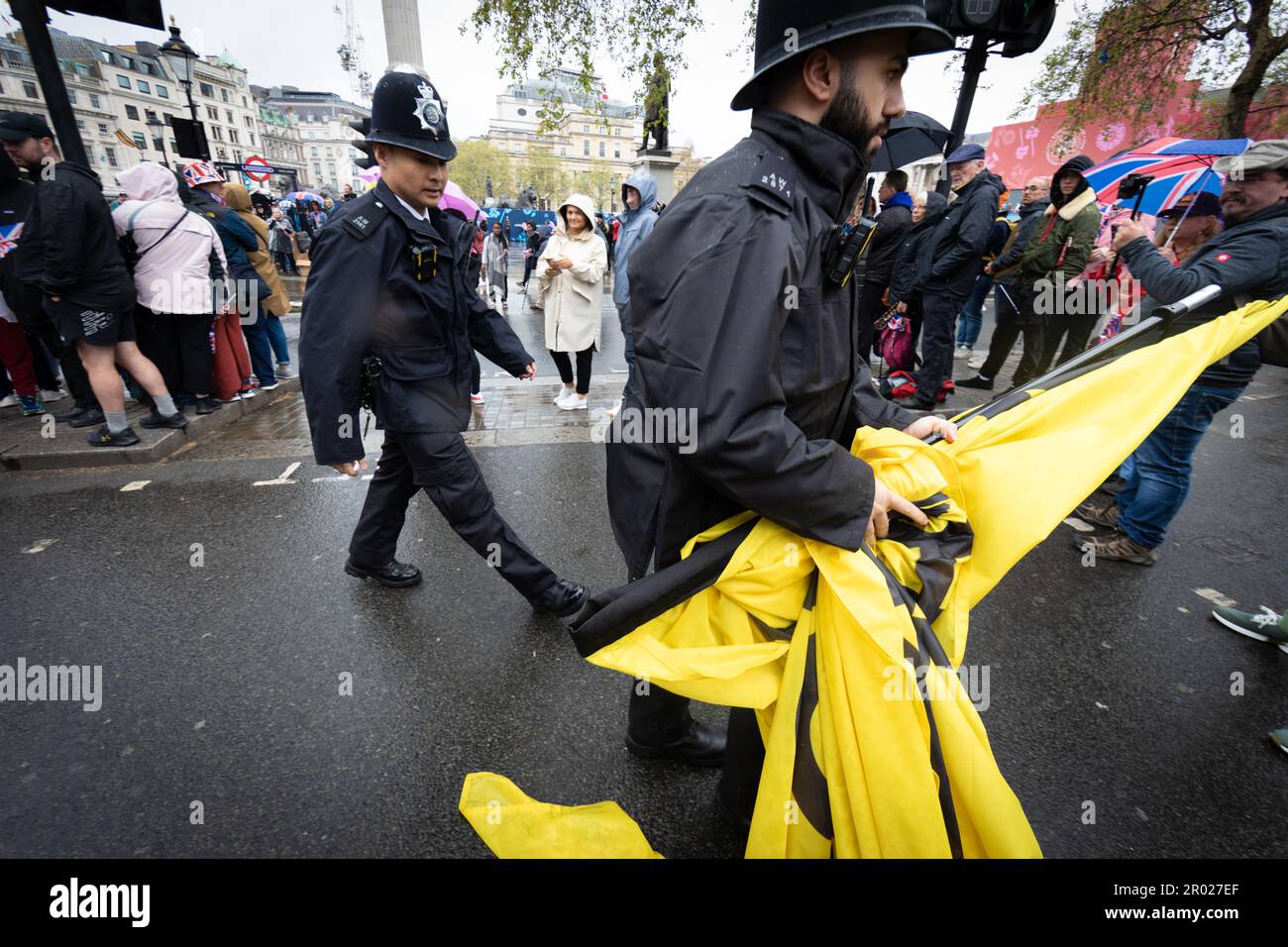 Londres, Royaume-Uni. 06th mai 2023. La police se déplace et retire les bannières de la manifestation. Groupe anti-monarchiste la République a manifesté pendant le couronnement du roi Charles III La manifestation pas mon roi s'est déroulée malgré l'émission d'avertissements par le Home Office au sujet de ses nouveaux pouvoirs par rapport au projet de loi du PCSC adopté l'an dernier. Credit: Andy Barton/Alay Live News Banque D'Images