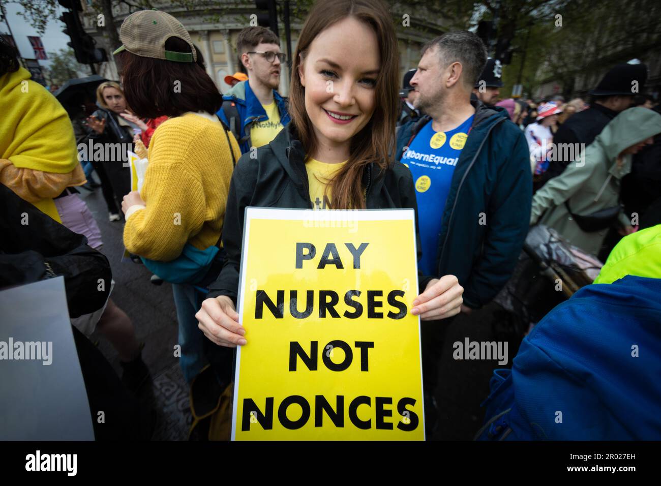 Londres, Royaume-Uni. 06th mai 2023. Un manifestant avec un écriteau attend le début du couronnement. Groupe anti-monarchiste la République a manifesté pendant le couronnement du roi Charles III La manifestation pas mon roi s'est déroulée malgré l'émission d'avertissements par le Home Office au sujet de ses nouveaux pouvoirs par rapport au projet de loi du PCSC adopté l'an dernier. Credit: Andy Barton/Alay Live News Banque D'Images