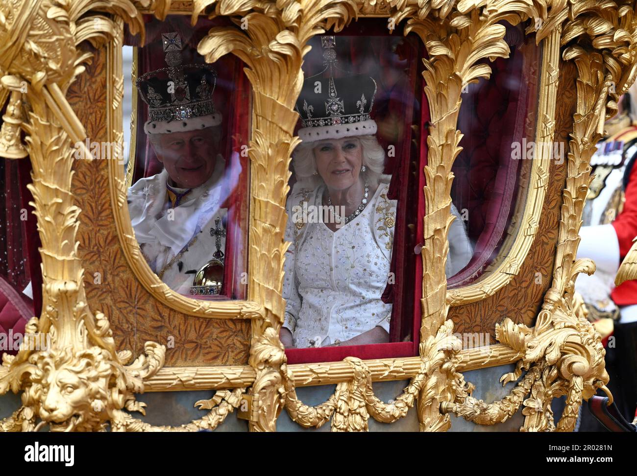 Their Majesties King Charles III and Queen Camilla make their way along the Mall following their Coronation Saturday, May 6, 2023 in London, England. The Coronation of Charles III and his wife, Camilla, as King and Queen of the United Kingdom of Great Britain and Northern Ireland, and the other Commonwealth realms took place at Westminster Abbey. (Charles McQuillan/pool photo via AP) Banque D'Images