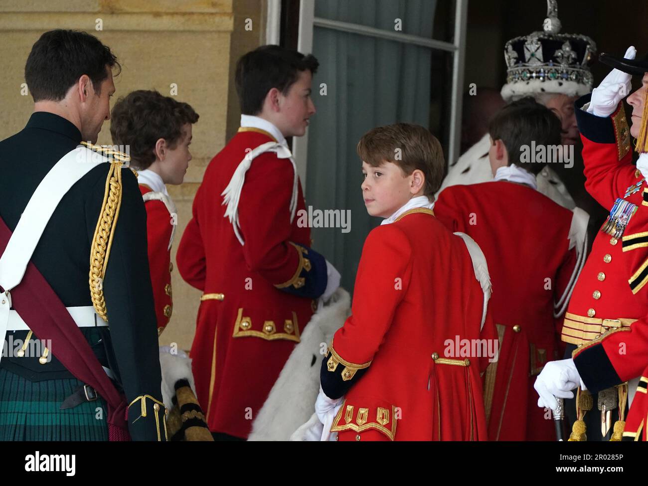 Prince George, une des quatre pages d'honneur à la suite d'un hommage royal des militaires dans les jardins de Buckingham place, Londres. Date de la photo: Samedi 6 mai 2023. Banque D'Images
