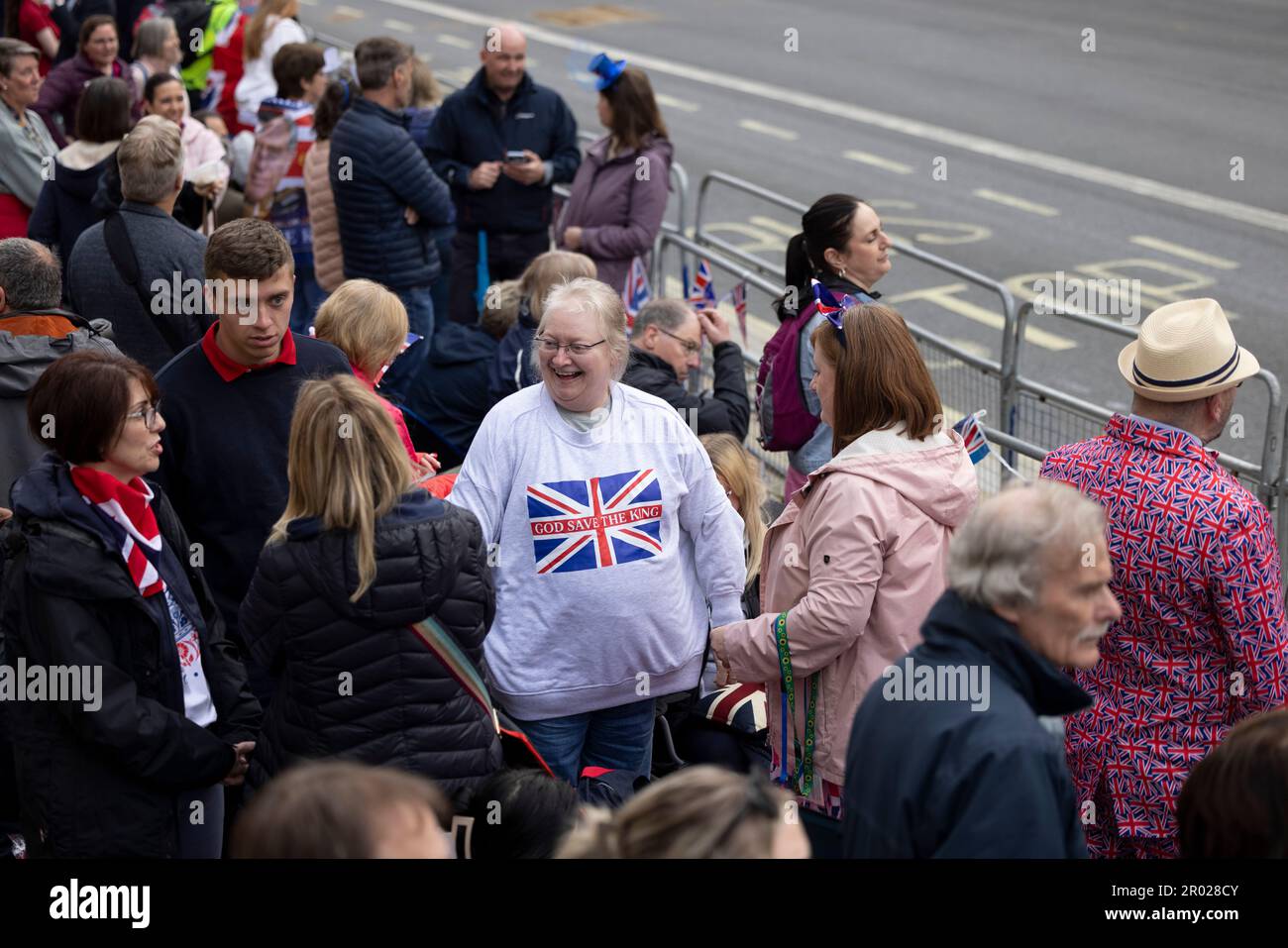 Londres, Royaume-Uni. 06th mai 2023. Les fans de Royal attendent sous la pluie que le roi Charles passe par Whitehall en chemin vers le couronnement qui se déroule à l'abbaye de Westminster. Charles a accédé au trône le 8 septembre 2022, à la mort de sa mère, sa Reine Elizabeth II Le couronnement du roi Charles III a lieu environ 6 mois plus tard, le 6th mai 2023. (Photo de Hesther ng/SOPA Images/Sipa USA) crédit: SIPA USA/Alay Live News Banque D'Images