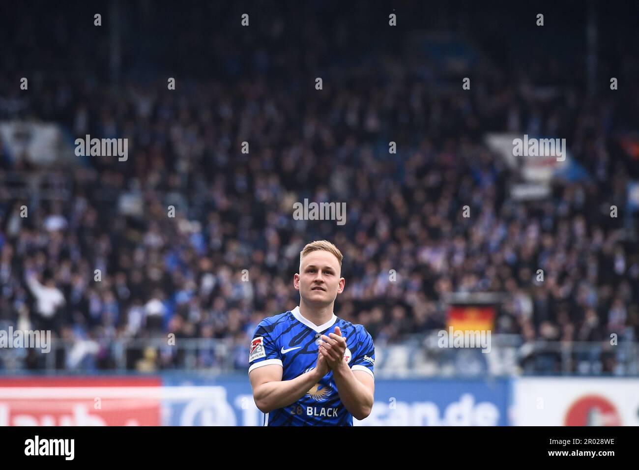 Rostock, Allemagne. 06th mai 2023. Football: 2nd Bundesliga, Hansa Rostock - Jahn Regensburg, Matchday 31, Ostseestadion. Le Kai Pröger de Rostock marche à travers le palpage de terrain après la victoire 2-0. Crédit : Gregor Fischer/dpa - REMARQUE IMPORTANTE : Conformément aux exigences de la DFL Deutsche Fußball Liga et de la DFB Deutscher Fußball-Bund, il est interdit d'utiliser ou d'avoir utilisé des photos prises dans le stade et/ou du match sous forme de séquences et/ou de séries de photos de type vidéo./dpa/Alay Live News Banque D'Images