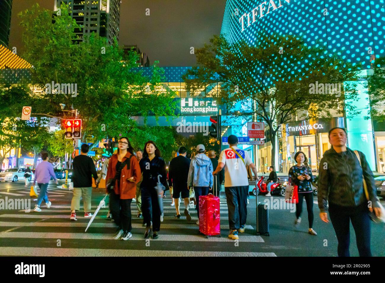 Shanghai, Chine, scène de rue bondée, nuit, touristes chinois, traverser la rue, dans le centre-ville, divers voyageurs marchant Banque D'Images