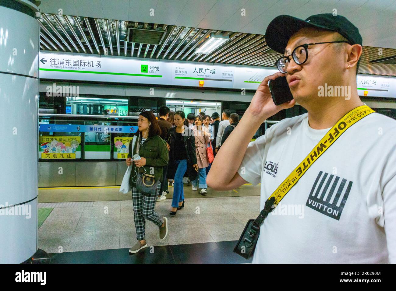 Shanghai, Chine, métro bondé train, à l'intérieur, touristes chinois, équitation dans les transports publics Banque D'Images