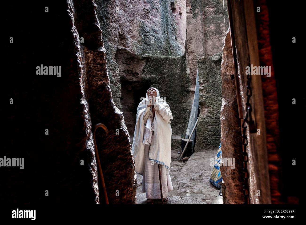 Lalibela, Ethiopie - 7 janvier 2018 : une femme priant à l'entrée de la Biete Denagel (Maison des vierges) à Lalibela, Ethiopie. Banque D'Images