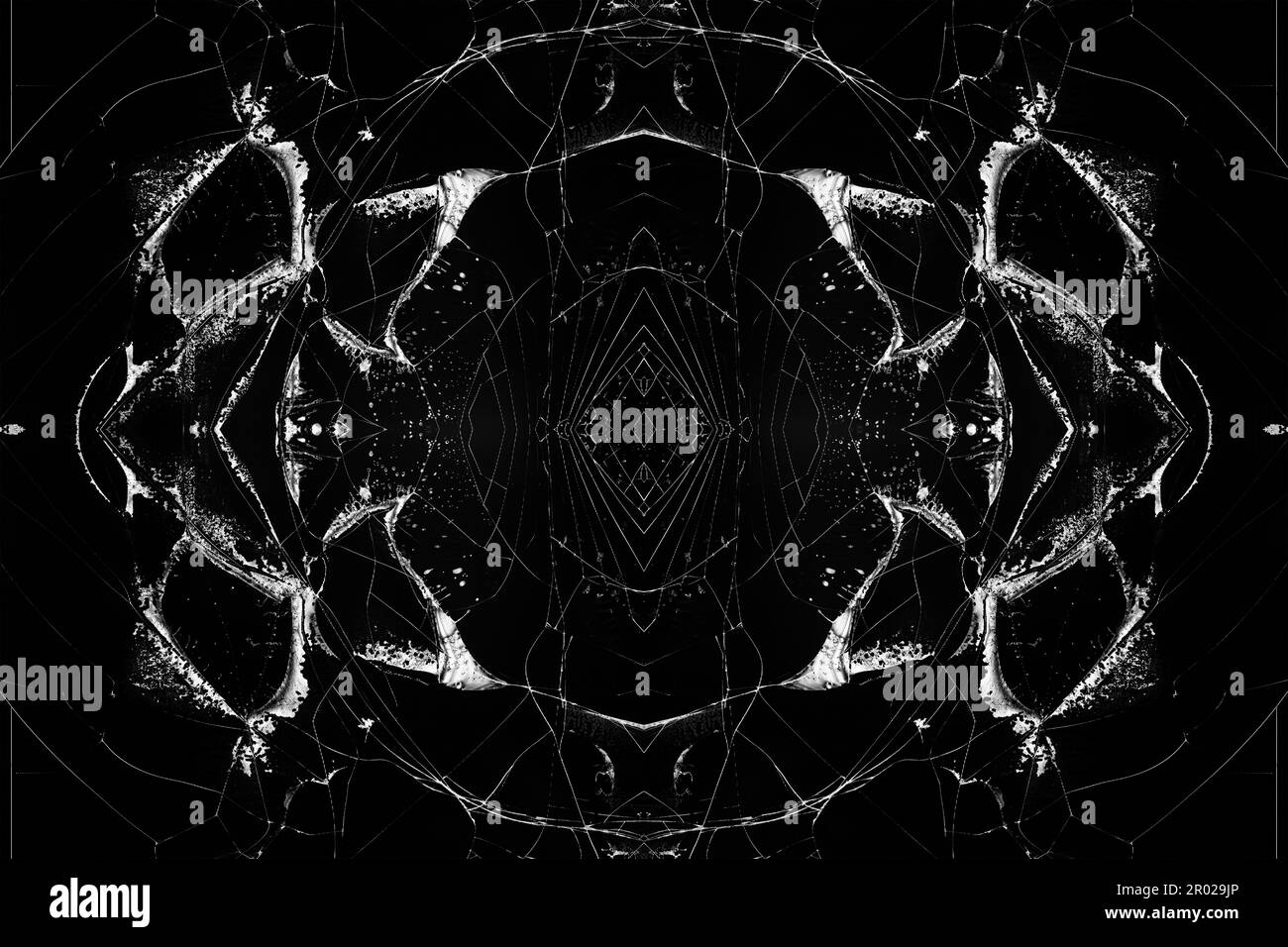 texture abstraite d'arrière-plan d'un écran cassé à cristaux liquides avec des fissures et des cristaux liquides qui fuient sur un écran noir Banque D'Images